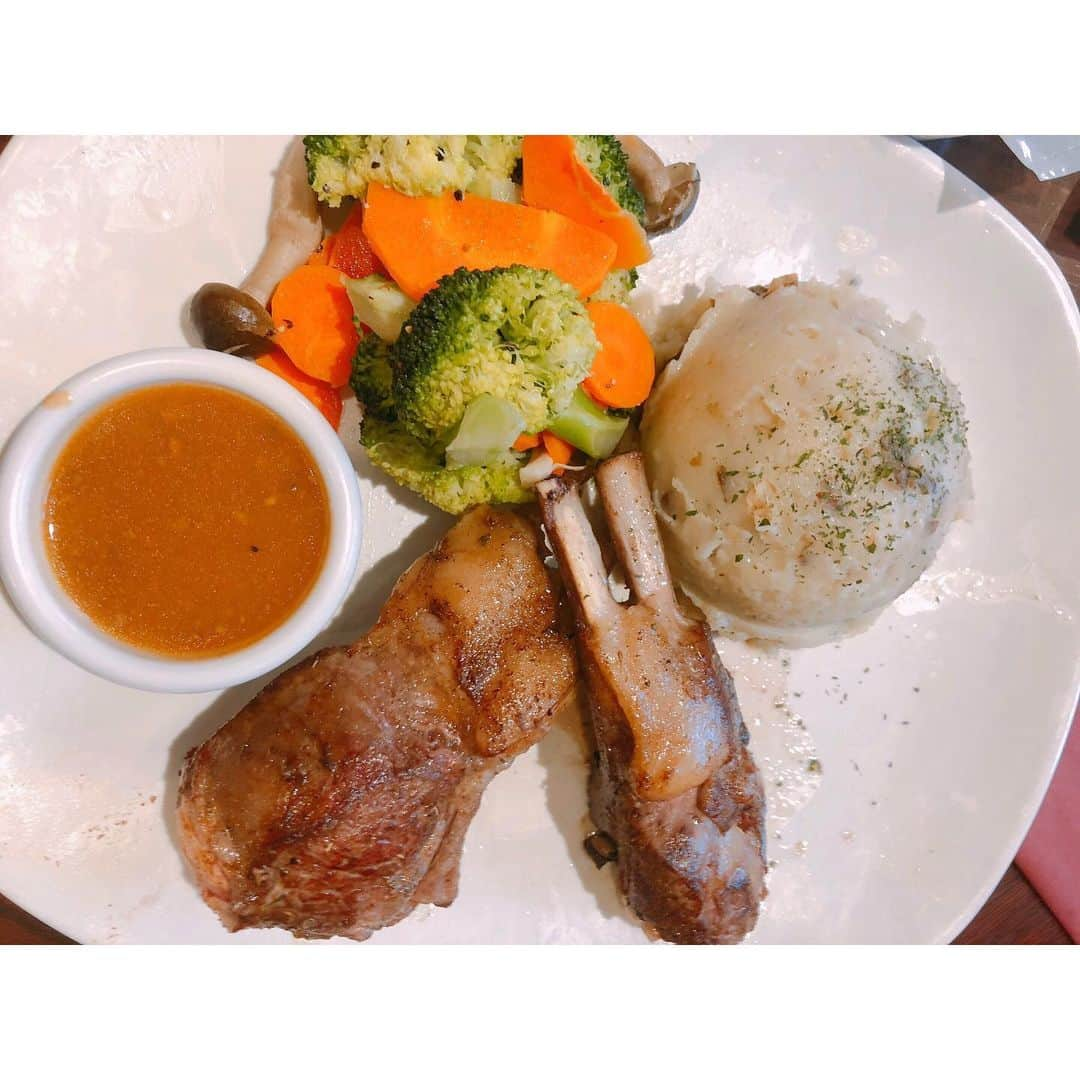 田中亜弥さんのインスタグラム写真 - (田中亜弥Instagram)「【OUTBACK】 久しぶりにアウトバックステーキへ🍽✨ ・ 大好きなクイーンズランドサラダは、ドレッシングにブルーチーズを🥗✨ あとラムラックに、リブステーキ、ナチョス🥓🥩🍗🍖 ・ 野菜とお肉たっぷりで幸せ🥰💓 ・ みんなでシェアして美味しくいただきました😋💕 ・ #outbacksteakhouse  #アウトバックステーキハウス  #outback  #アウトバック #大好物  #クイーンズランドサラダ #ラムラック  #リブステーキ  #ナチョス  #筋肉飯  #筋トレ女子 #筋肉女子 #パーソナルトレーナー  #personaltrainer」3月22日 23時22分 - tanakaaya81