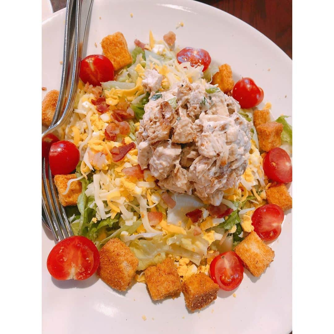 田中亜弥さんのインスタグラム写真 - (田中亜弥Instagram)「【OUTBACK】 久しぶりにアウトバックステーキへ🍽✨ ・ 大好きなクイーンズランドサラダは、ドレッシングにブルーチーズを🥗✨ あとラムラックに、リブステーキ、ナチョス🥓🥩🍗🍖 ・ 野菜とお肉たっぷりで幸せ🥰💓 ・ みんなでシェアして美味しくいただきました😋💕 ・ #outbacksteakhouse  #アウトバックステーキハウス  #outback  #アウトバック #大好物  #クイーンズランドサラダ #ラムラック  #リブステーキ  #ナチョス  #筋肉飯  #筋トレ女子 #筋肉女子 #パーソナルトレーナー  #personaltrainer」3月22日 23時22分 - tanakaaya81