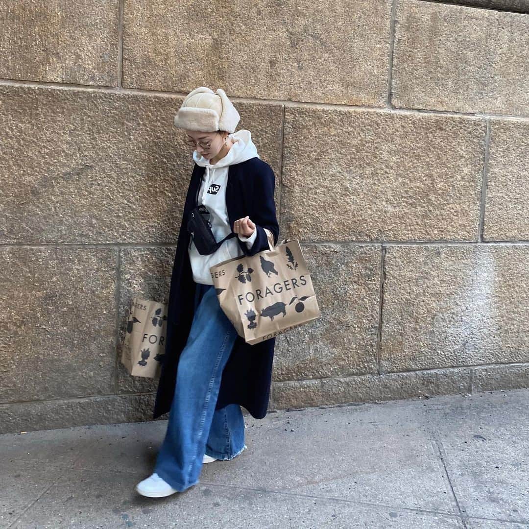大塚良子のインスタグラム：「NY is entering lockdown tonight. Supermarkets and some public institutions remain open, but citizens are prohibited from going out unless in an emergency. Meanwhile, Governor Cuomo, who is leading New York against this epidemic, is reliable, "I take responsibility. If you're going to be mad at anybody, be mad at me." The future is up to us. It depends on how smart we are, how responsible we are, and how serious we are. Let's be a tough and gentle New Yorker, especially during these tough challenges.  Let's show our gratitude to our everyday heroes.  They’re stepping up for all of us. So when you see them, thank them. I’ll start.  Thank you to every: -Healthcare worker -Grocer -Pharmacist -Police officer -Firefighter -Public transit worker -Childcare worker  And so many more.  今夜からロックダウンに入るNY。 公共機関やスーパーは営業しますが私達は不要不急以外は外出を控えます。  そんな中、NY州のリンダーシップを取るクオモ知事の言葉が頼もしい。 『責任は私が取る。誰かに腹を立てるなら私に腹を立てなさい。我々次第だ。我々がどのぐらいスマートか、責任のある行動を取れるか、真剣かによる。  厳しい試練だが強くて優しいニューヨーカーでいよう。  毎日みんなのために地味な仕事で頑張ってくれてるこの人たちに感謝しよう！  顔を見たら「ありがとう」と言おう！ 医療関係者 スーパーマーケットの人たち ドラッグストアの人たち 警官 消防士 公共交通機関の人たち 子供の世話をしてくれる人たち』  一人一人が真剣に取組み協力し合って乗り越えて行きたいですね。  私達は4月末でアパートメントの契約が終わるので引越ししたいんですが内見もストップしてるので中々進まなかったり、どうなることやらといった感じですが先ずは収束を願って臨機応変に行きたいと思います。 #nyc #stayhome #staystrong #stayhealthy」