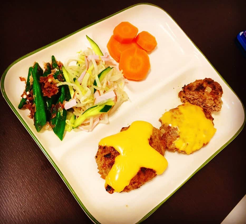 のインスタグラム：「◯ハンバーグプレート  びっくりドンキーのハンバーグ再現したかったけど、程遠かった！！！ #婚活  #料理  #未来の旦那様へお先にいただきます  #ハンバーグプレート  #びっくりドンキー  #ぼる塾」