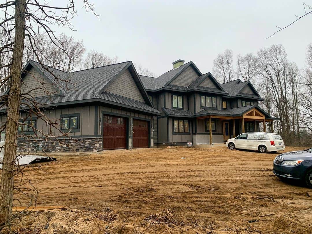 ジャスティン・ヒルズのインスタグラム：「Here’s something you might not know about me. I’ve been working construction since I was in high school! Ive been helping my friends build houses again for the past couple years. We just finished this one a bit ago. 💁🏼‍♂️ Do you have any hidden talents?  #newhomeconstruction #framing #cementsiding #newconstruction」