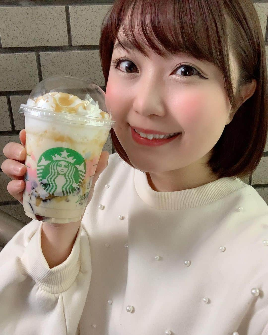 嶋梨夏さんのインスタグラム写真 - (嶋梨夏Instagram)「やっと飲めたぁぁ🥰✨✨バタースコッチの甘さがたまらなく大好きだったしコーヒーゼリーでお腹も満たされて幸せドリンクでした🥰✨✨✨ #starbucks #starbucksjapan #スタバ #バタースコッチコーヒージェリーフラペチーノ #butterscotch #frappucino #sweets #drink #スイーツ女子 #アラサー女子 #甘党 #丸顔 #ショートボブ #ぷに子 #photooftheday #JAPAN #japanesesweets #japanesegirl #avex #avexmanagement #instagood #followme #極度の甘党 #ricashima #嶋梨夏」3月22日 23時32分 - shimarica_jp