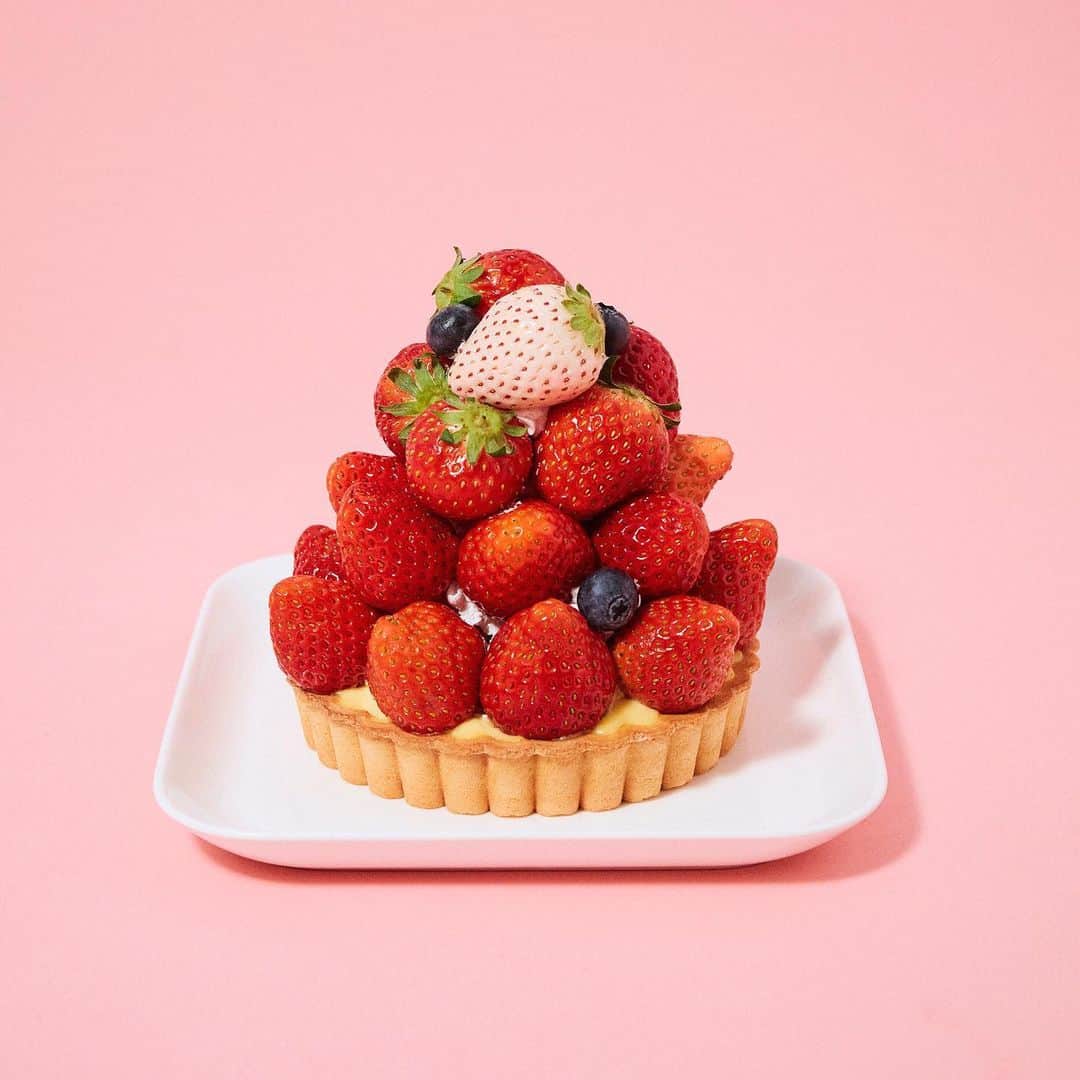 Hanako公式さんのインスタグラム写真 - (Hanako公式Instagram)「贅沢「いちごケーキ」図鑑🍰﻿ ﻿ 🍓〈果実園 リーベル 目黒店〉﻿ 「国産苺のタルト」﻿ ﻿ ざくざくとした食感の直径12cmのタルト生地に、たまごが濃厚なカスタード、生クリームがたっぷりと。そこに、いちごをタワー状にぎっしりと重なっています。白いちごが入荷された日にはタルトにものせられるそうで、この日は栃木県産とちおとめの中に、佐賀県産パールホワイトが1粒だけ混じっていました。クリームの甘みのなかに、いちごの酸味が楽しい一品です。2〜3人でシェアできるほどのボリュームですが、一人占めしても◎。﻿ ﻿ #Hanako #Hanako_magazine #ショートケーキ #苺ケーキ  #果実園リーベル #いちごショートケーキ #苺タルト #苺ショートケーキ #いちご好き #いちごスイーツ #今日のおやつ#和スイーツ#食後のデザート #あんこ好き #3時のおやつ #東京スイーツ」3月22日 23時36分 - hanako_magazine