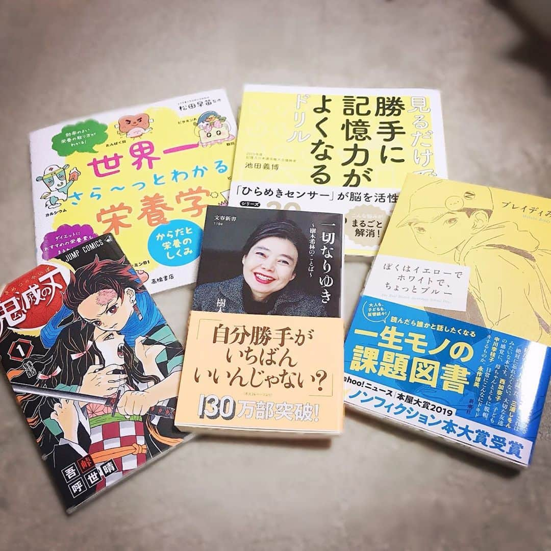 咲希あかねさんのインスタグラム写真 - (咲希あかねInstagram)「誕生日にふと本屋へ。 パッと見て 気になった本を買おうと思って。  普段あまり本を読まない… だからこそ、自分の今年のプレゼントにと。  大河ドラマ『#花燃ゆ 』で#吉田松陰 役の#伊勢谷友介 さんが妹に伝える言葉… ———————————— 本は文字ではない。 本は人じゃ。 開けば触れる事ができる…他の人の考えに。 江戸におる人にも、外国におる人にも、とうの昔にのうなった人にも 出逢う事ができる。 同じく悩んで、同じく答えを見つけようとした誰かがおって 教えてくれる。 その人の目で見た、世の中の 人生のあらゆる事を… 教えてくれる。生きるに迷うとるのは自分1人じゃない事を… ———————————— . うん。素敵な考え。  宝塚現役中から、好きだと思った言葉はノートなり携帯なりに残してしまう… たまに読み返すと しみる。  #一切なりゆき #樹木希林  #ぼくはイエローでホワイトでちょっとブルー #ブレイディみかこ  #見るだけで勝手に記憶力がよくなるドリル  #世界一さらーっとわかる栄養学  #鬼滅の刃 に手を出す日が来ようとは…ここからハマるかと思うと怖い。まだ1巻なのに… #おすすめの本 #気になる本」3月22日 23時54分 - akane_saki