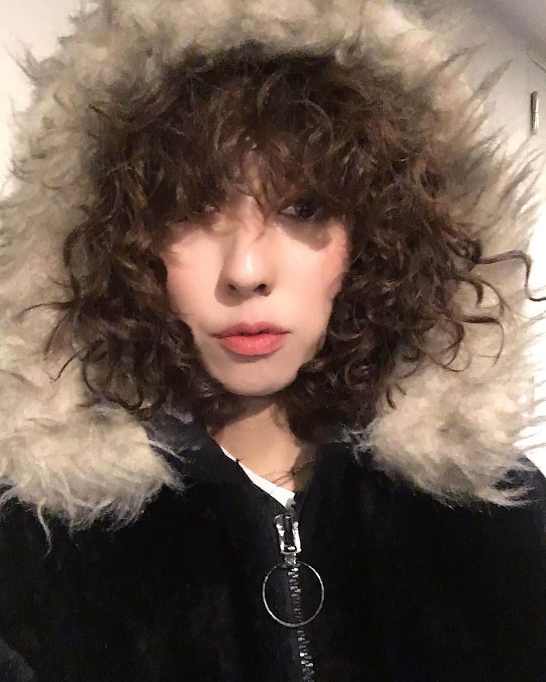 生野優子のインスタグラム：「New hair 👩🏾‍🦱 @warsaw_tokyo  画質は6s😉」