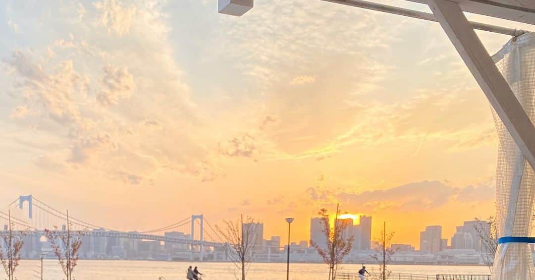 風花舞さんのインスタグラム写真 - (風花舞Instagram)「天使の羽のような雲が空いっぱいに広がった夕暮れ時。 写真加工一切なしで美しすぎる色合い。  自然はいつだって美しくて厳しくて優しくて、そして癒してくれる。」3月22日 23時50分 - kazahanamai_official