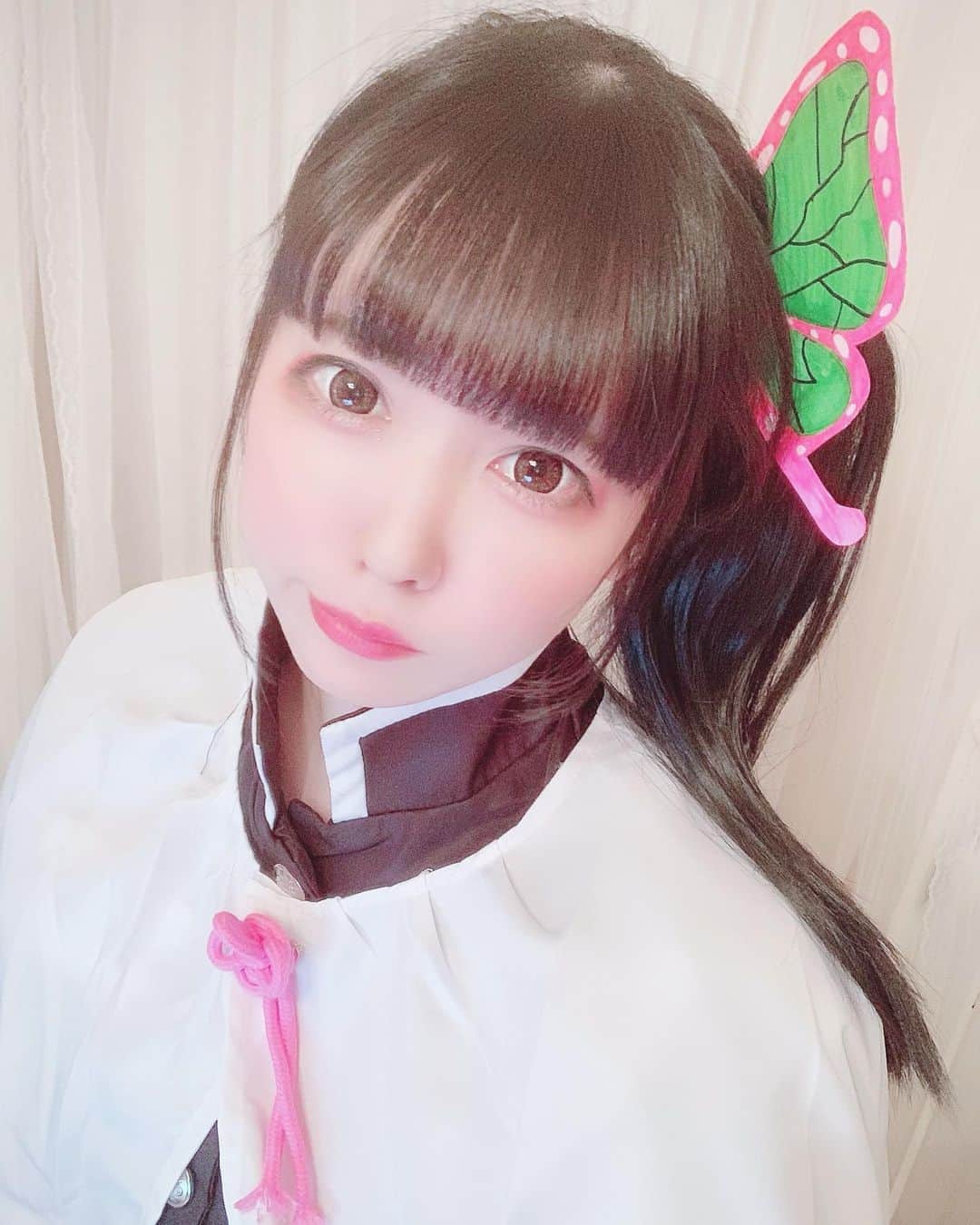 のインスタグラム：「🦋 💜 🦋 💜 さいきんはしゅみのコスプレ屋さんでツイキャスしたりして楽しいなのな〜♡ ♡ カナヲちゃんのお衣装でツイキャス配信しながらちょうちょのお髪飾りを手作りしたよ(Ｕ∩ 'ᴗ' ∩Ｕ) ♡ みんなが送ってくれたスクショものせちゃお(Ｕ∩ 'ᴗ' ∩Ｕ) またやりたいなのな♡ (Ｕ∩ 'ᴗ' ∩Ｕ)♡ #鬼滅の刃 #栗花落カナヲ  #栗花落カナヲコスプレ #コスプレ #cosplay #cosplayer  #japanesegirl  #恋汐りんご #宅コス」