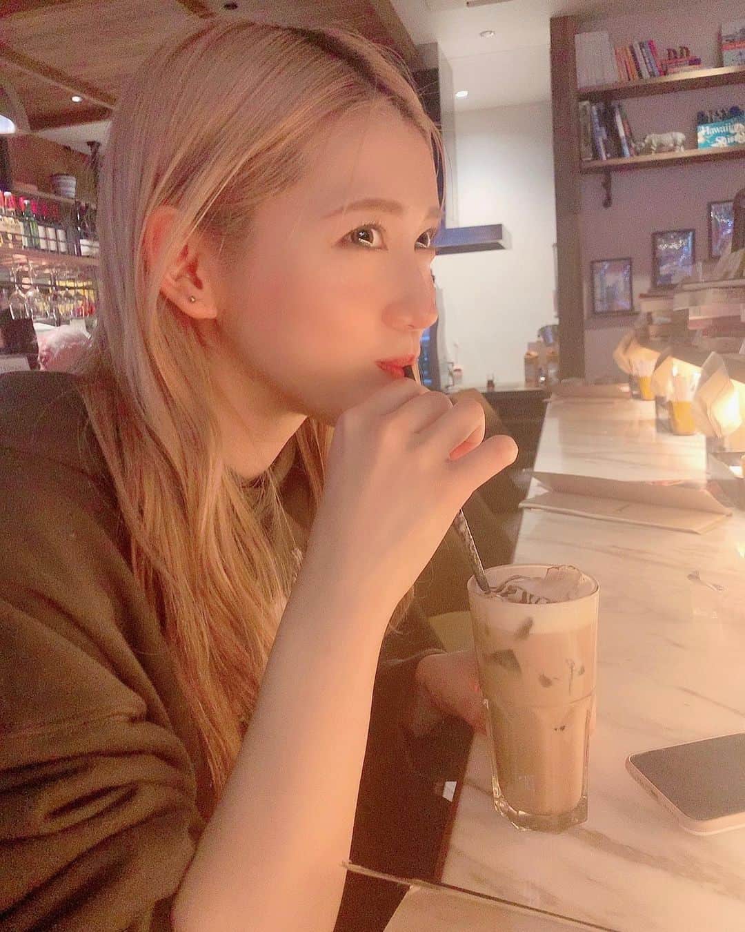 茂木忍のインスタグラム：「かっふぇ〜〜〜☕️ . . . #ふぉとばい向井地美音 #マウント」