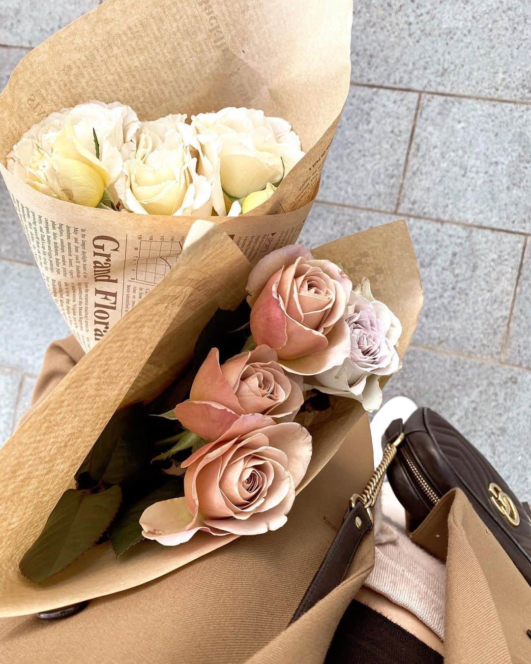 中世古麻衣のインスタグラム：「Aux Champs-Elysées〜♪ Roses @farmersmarketjp  いいお天気だったのでファーマーズマーケットに。いつもの大好きなお花屋さんでたくさんおまけしてもらって、オーシャンゼリーゼ♪オーシャンゼリーゼ♪って鼻唄うたいたくなる一日。笑」