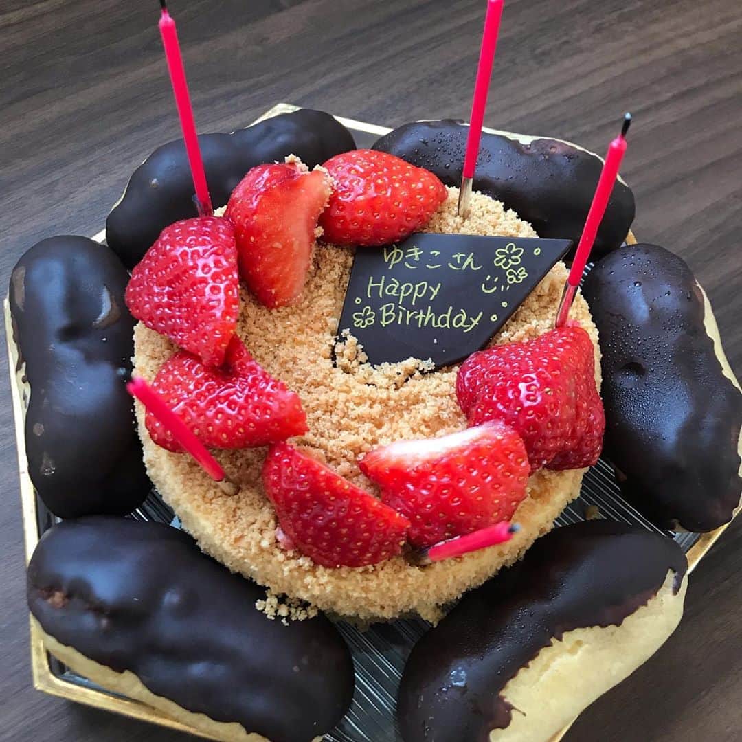 のインスタグラム：「＊ 3/18に誕生日を迎えましたっ♡ ダリアジェンヌさんの出店時に、お祝いの言葉を掛けてくださったお客様や、プレゼントを下さった方もいらして…！ 覚えていてくださった事にも感謝です…！！ . これは、お友達の家に行ったときに、色々装飾してくれて♡ 愛の詰まったケーキですっ✨✨ えへへっ♡ . . この一年も、元気いっぱいで過ごしていきたいと思います！ . おばかなみつこですが、宜しくお願いします♡」