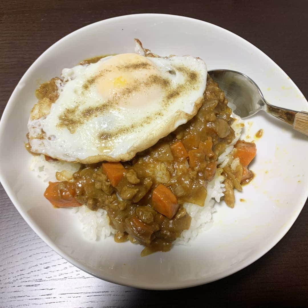 和泉杏さんのインスタグラム写真 - (和泉杏Instagram)「♡ ちゃんが作ってくれたキーマカレー(^^) . カレールゥ3個ぐらいでいいところ、 6個入れちゃったみたい(笑) . めちゃめちゃ濃厚で、美味しかったです♡笑 . . 1枚目→私撮影 2枚目→ちゃん撮影 . どっちが美味しそうに見える？ . うちのやつちょっと赤っぽく写りすぎかなー？(°ー°) . いつも色々頑張って作ってくれて有り難いです(T▽T) . . . #ごはん #おうちごはん #ちゃんの料理 #ありがとうね #安静も疲れた #お腹苦しい #皮膚パツンパツン #食後一番辛い #単純に食べ過ぎなのかしら #目玉焼きはよく焼きにしてくれた #妊婦 #妊娠後期 #臨月 #ハナコ菊田 #ハルカラきょう #菊田夫妻 #菊田夫婦 #菊田家」3月23日 0時08分 - izumikyou