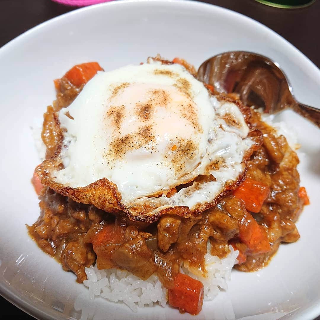 のインスタグラム：「♡ ちゃんが作ってくれたキーマカレー(^^) . カレールゥ3個ぐらいでいいところ、 6個入れちゃったみたい(笑) . めちゃめちゃ濃厚で、美味しかったです♡笑 . . 1枚目→私撮影 2枚目→ちゃん撮影 . どっちが美味しそうに見える？ . うちのやつちょっと赤っぽく写りすぎかなー？(°ー°) . いつも色々頑張って作ってくれて有り難いです(T▽T) . . . #ごはん #おうちごはん #ちゃんの料理 #ありがとうね #安静も疲れた #お腹苦しい #皮膚パツンパツン #食後一番辛い #単純に食べ過ぎなのかしら #目玉焼きはよく焼きにしてくれた #妊婦 #妊娠後期 #臨月 #ハナコ菊田 #ハルカラきょう #菊田夫妻 #菊田夫婦 #菊田家」