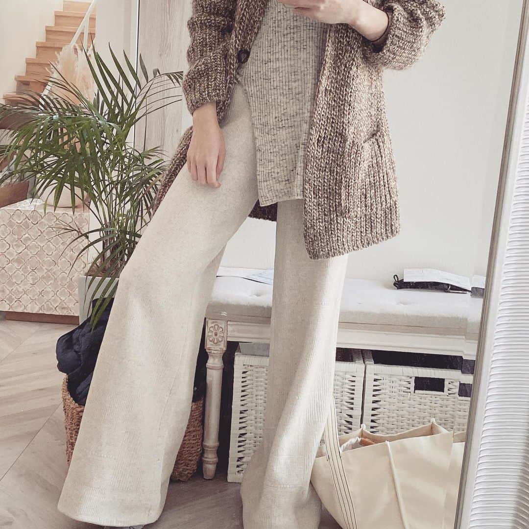 STELLAのインスタグラム：「丈がズルズルに長いお洋服が好き🥺(写真は何週間か前) ズルズルしたお洋服見つけたら絶対購入してしまいます 暖かくなってきたからお洋服熱再熱気味♡ ポカポカお天気だと気持ちが全然違う 変な𝘝𝘪𝘳𝘶𝘴が無くなって平穏な日常に戻ってほしいな...🤨🦠」