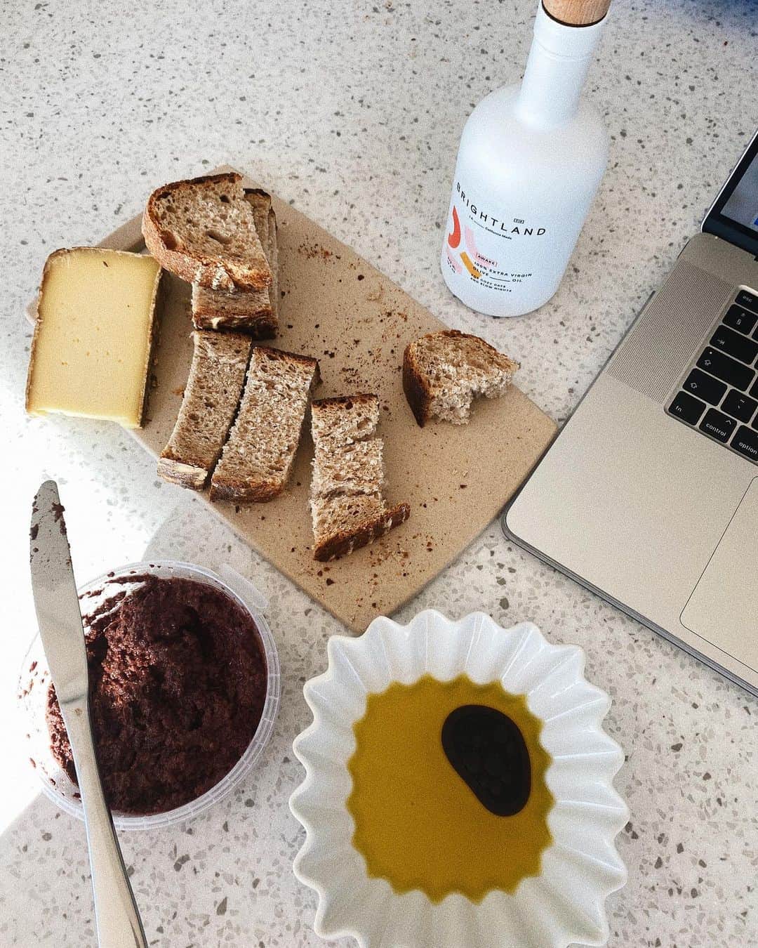 Estée Lalondeのインスタグラム：「Snackin on bread, cheese, olive tapenade, olive oil + balsamic vinegar because I need joy and this brings me a great amount of joy 😋 (out of shot- 🍷)」