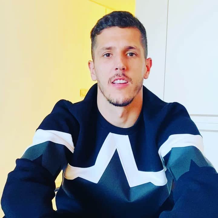 のインスタグラム：「ISKORISTICU OVU PRILIKU DA SE  ZAHVALIM SVIMA KOJI SU POKAZALI ODGOVORNOST,HRABROST I DISCIPLINU U OVOJ TESKOJ SITUACIJI KOJA NAS JE ZADESILA.TAKODJE DA APELUJEM NA SVE VAS DA OSTANE TAKO!SACUVAJMO JEDNI DRUGE,OSTANIMO DOMA! #ostanidoma」