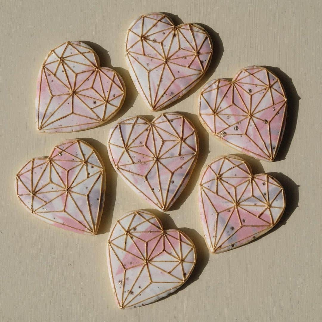 KUNIKAのインスタグラム：「ＷＩＴＨ  ＳＵＮＳＥＴ 🦢﻿ ﻿ ﻿ ﻿ #artofkunika #sugarcookies #decoratedcookies #cookieart #decoratedsugarcookies #royalicing #royalicingcookies #cookiedecorating #customcookies #cookiesofinstagram #cookiedesign #cookieartist #instacookie #アイシングクッキー」