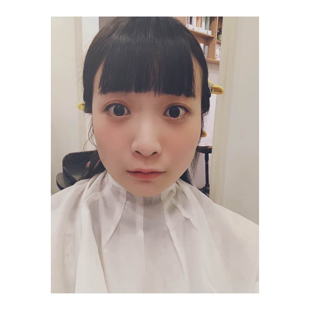 May’nさんのインスタグラム写真 - (May’nInstagram)「黒髪カムバック！ めちゃくちゃ強いマットで暗くしてるみたい〜！だから光に当たると青っぽいです💙  カットはレイヤー強め。 前髪増やしながらもジグザグ感はありで。 オイルでスタイリング💇🏻‍♀️ 赤ちゃんから大人に。🤱 #ヘアスタイル #黒髪 #ナチュラルめいんく #肌の調子が良い！👏」3月23日 0時38分 - mayn1021