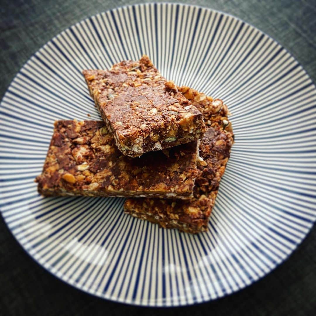 のインスタグラム：「Homemade energy bars & ‘oer crackers’ for another week of training at home 👩🏼‍🍳😋💪🏼 #stayathome #stayhealthy #stayfit #homemade #homeworkout」