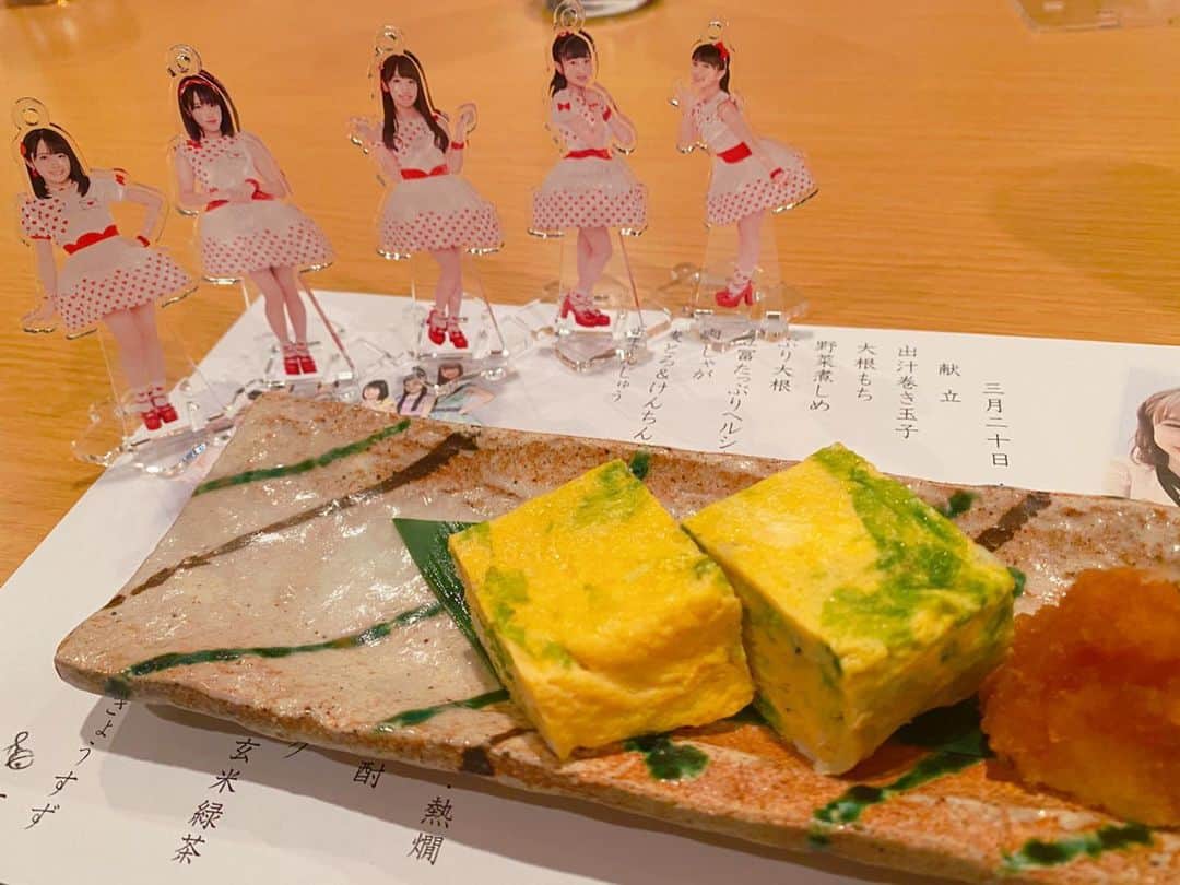 ぱいぱいでか美のインスタグラム：「ひなフェス生中継&エアSATOYAMA三日間おつかれさまでした！ 初日は京寿々でハロステコース組んで頂きましたm(_ _)m ꙳ #京寿々 #麻布十番 #ご飯ととるのがいいと聞きました ꙳ 出汁巻き玉子(れいれい&りかちゃん) 大根もち(カリンちゃん&やなみん) 野菜の煮しめ(おぜ&ふな💙💛) ヘルシー肉団子(さゆきちゃん&まなかん) ブリ大根(あゆみん&あかねちん) 肉じゃが(れいれい&りかちゃん) 麦とろ&けんちん汁(山木さん&ちぃちゃん💚🧡) 水まんじゅう(山木さん&ちぃちゃん💚🧡) . ハロステなスッペシャルコースして頂きましたm(_ _)m 食べるのに夢中で写真のFSKの置き方にばらつきがある。笑 丁寧に置いてる時とそうでない時と……。 この三日間、本当だったらひなフェスもSATOYAMAも行ってたはずだったので 仕方ないこととは言え寂しかったんですが 京寿々でおとももちとご飯食べれてよかったです☻ 黒木料理長ヲタクにも優しくて大好き……！ 今回はこう言ったメニューでお願いしましたが ランチはリーズナブルでうどんがとても美味しいお店なので みなさんも行ってみてください。」