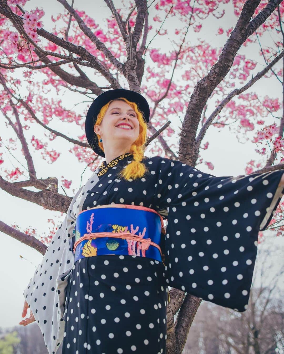 Anji SALZさんのインスタグラム写真 - (Anji SALZInstagram)「Hello Spring 🌸🌸🌸 Today I made an exception and met up for a stroll in the park and some pictures in the cherry blossoms! Mind you we went by car and to a park with no people early in the morning. Hope it will brighten your timeline a little - if you are at home please stay safe! I have also mainly self-quarantine-ing for over 2 weeks ❤️. Photo: @vantherra Kimono & Obi: @salzkimono Haneri: @sato_kimono  #mainichikimono #salztokyo」3月23日 0時42分 - salztokyo