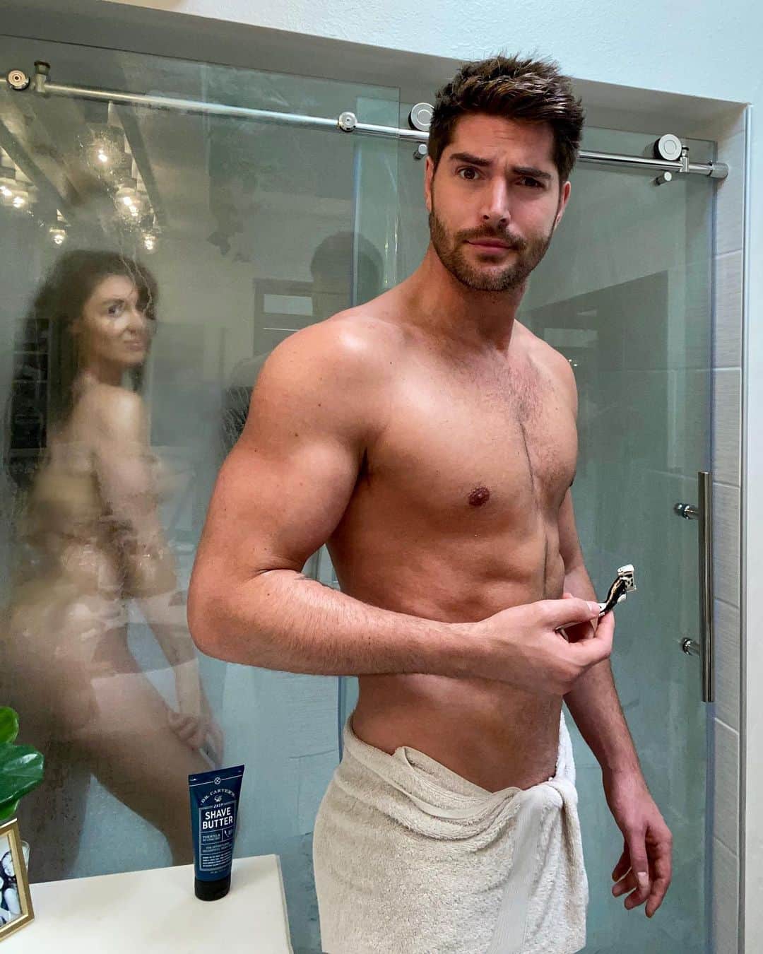 ニック・ベイトマンのインスタグラム：「Maria keeps stealing my razors... so I 've had to start hiding them and ordered the @dollarshaveclub double razor starter pack #ad #covered」