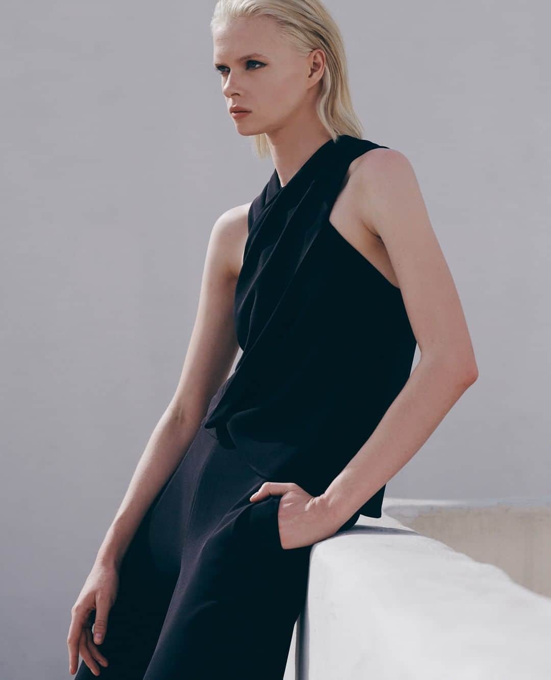 ホルストンのインスタグラム：「The epitome of effortless cool (and, it's 30% off during our Friends & Family Event).」