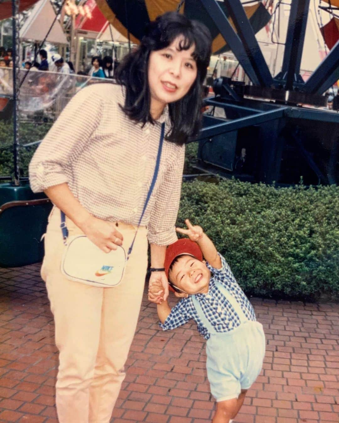 Shun さんのインスタグラム写真 - (Shun Instagram)「HAPPY BIRTHDAY, MOM👩🏻❤️ ・ ・ 母さんLev.68 おめでとう㊗️ 俺がいつも穿いてる @cookman.jp のパンツをプレゼント🎁TOTALFATのTeeと合わせてこのコーディネートでまたライブに遊びに来てね🤘🏻🤘🏻 いつもありがとう、これからも元気に父さんと仲良くね👨🏻👩🏻 ・ ・ ・ コロナでライブができずツアーに出られない中、TOTALFATの活動は水面下で止めずに動きつつも、それ以外の時間は家族とゆっくり過ごさせてもらってます。実家に帰ったり、我が家に招いたり🏠🚗💨 ・ ・ 心と身体をしっかり充電〜磨き上げてツアー再開に向けて態勢を整えるよ👍🏻 ・ ・ ・ 楽しみいろいろ増えそうですので、震えて待て🤘🏻🤘🏻」3月23日 1時01分 - totalfat.shun