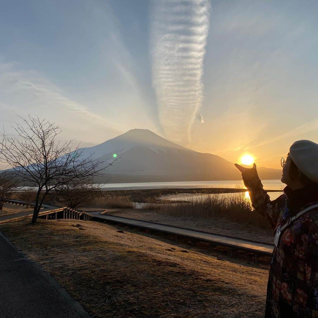 天真みちるさんのインスタグラム写真 - (天真みちるInstagram)「どうも。先週、先々週の『日曜日更新』を怠ってしまいました。たそです。本当ごめんなさい.  今月は色んなことが起きてメンタルジェットコースターでした。 自身のディナーショーとイベントの延期や、楽しみにしていた宝塚の公演の中止、たまきちさんの卒業発表、ヒプマイ5thライブの中止、ワニ君の死、、みるみる急降下していくメンタルのHPはゼロスレスレで泣.  せめて気持ちだけでもと、 #エアはいからさん初日 を投稿していたら、沢山の方が参加してくださって(＞人＜;) 運営中のオンラインサロン『カンゲキ組』ではリアルタイム動画配信しながら沢山の方々と楽しむことができて本当に嬉しかったです。 そして、その模様を毎日新聞さんに記事に取り上げて頂きました(＞人＜;)感動.  また、先日横浜高島屋にてFericita!の、そして宝塚阪急にて #ダリアジェンヌ の販売のお手伝いをしました。 お越し下さいました皆様、ありがとうございました。 マスク越しの応対となりましたが、落ち凹んでいた私のメンタルはとても安らかになりました。 寂しい気持ちは、互いに共有する事で救われる事ができるんだと、 とても大切な事に気づきました。 本当にありがとうございました.  そんなこんなで、一度メンタルリセットしに行こうと、車で富士五湖を巡ってきました。 ほぼ無人状態だったので、とりあえず富士山を背負ってみました.  帰ってきたら、雪組さんのスカステ中継のニュースや、ヒプマイ特番決定、明日海さんのムーラン日本語吹き替えなど、嬉しいニュースが飛び込んできて、生きる希望をもらえた気持ちになれました.  勿論今日（もう昨日だわ）正座で中継観ました。 皆さんの思いがテレビ越しに伝わって来て号泣です。明日は勉三さんみたいな『3_3』←こういう目になっている事でしょう.  #夜中の更新ごめんなさい #悩みながら書いてたら #すんごい時間かかってたわ #あくまで日曜更新」3月23日 1時01分 - tenma.michiru.official