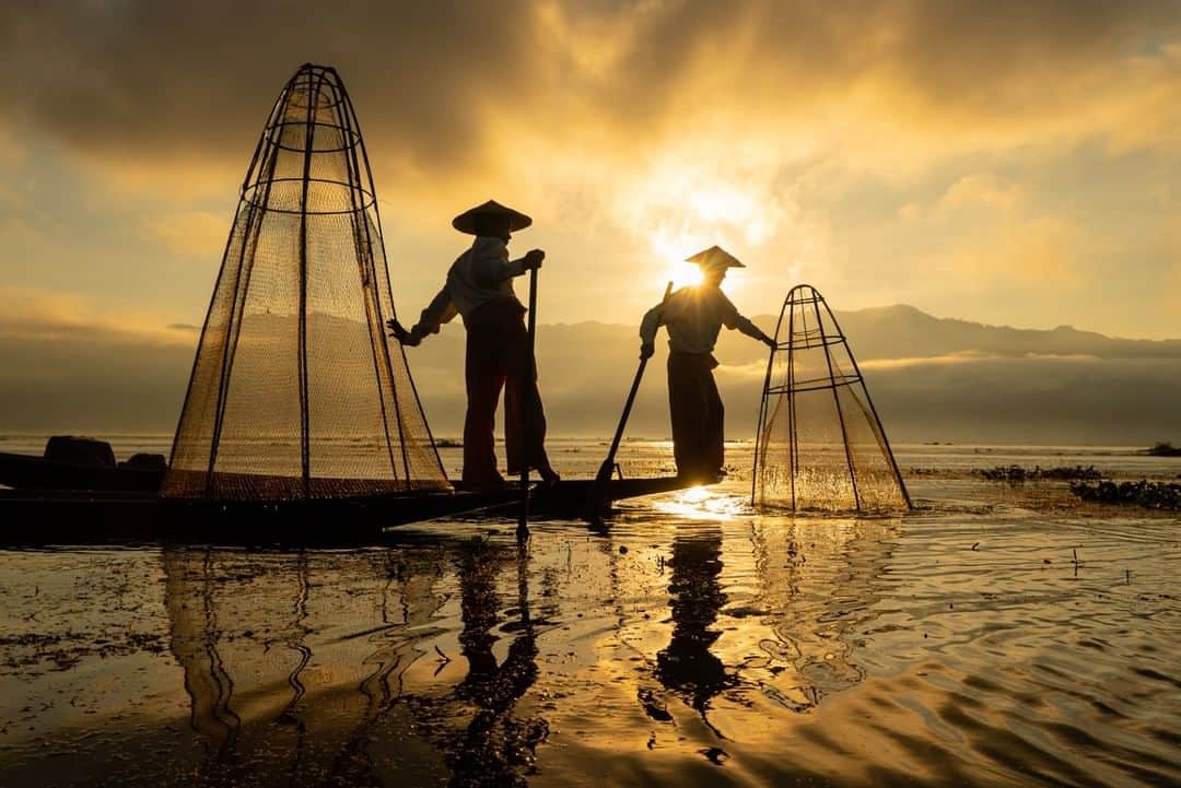 National Geographic Travelさんのインスタグラム写真 - (National Geographic TravelInstagram)「Photo by Michael Yamashita @yamashitaphoto | Magic moment or tourist setup? Both. The famed fishermen of Inle Lake are now actors for tourist cameras, paid for by tour operators. Why fish when you can pose for a lot more money? #inlelake #myanmar #burma」3月23日 1時06分 - natgeotravel
