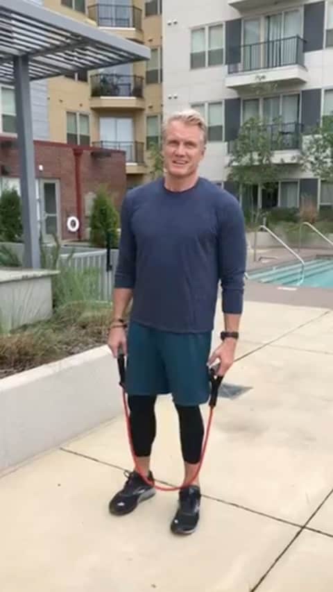 ドルフ・ラングレンのインスタグラム：「Staying fit and maintaining my muscle mass during these hard times👊🏻 All you need for this workout is a resistance tube and a mini band.  Perform 3 rounds of each circuit before moving on to the next:  1a: one arm shoulder press - 15 reps ea 1b: biceps curl - 15 reps slow descent 1c: rows - 15 reps  2a: pull down - 15 reps 2b: chest press - 15 reps 2c: one legged RDL - 15 reps ea  3a: slow descent squats - 15 reps 3b: triceps overhead - 15 reps 3c: narrow push ups - 15 reps」
