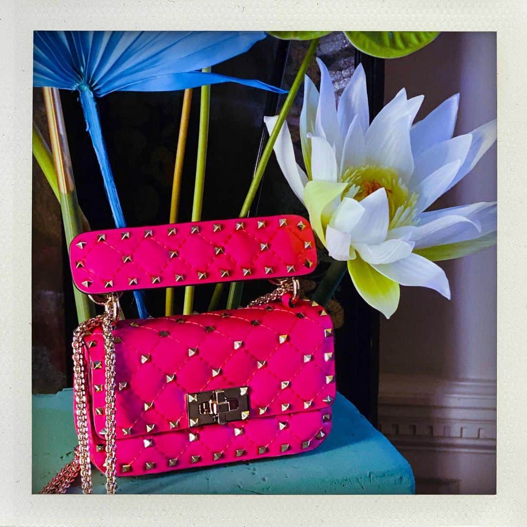 Valentinoさんのインスタグラム写真 - (ValentinoInstagram)「The classic codes of the Maison meet an updated color and form on the new Valentino Garavani #RockstudSpikeFluo, rendered in miniature and realized in neon pink for #ValentinoSS20.」3月23日 1時19分 - maisonvalentino