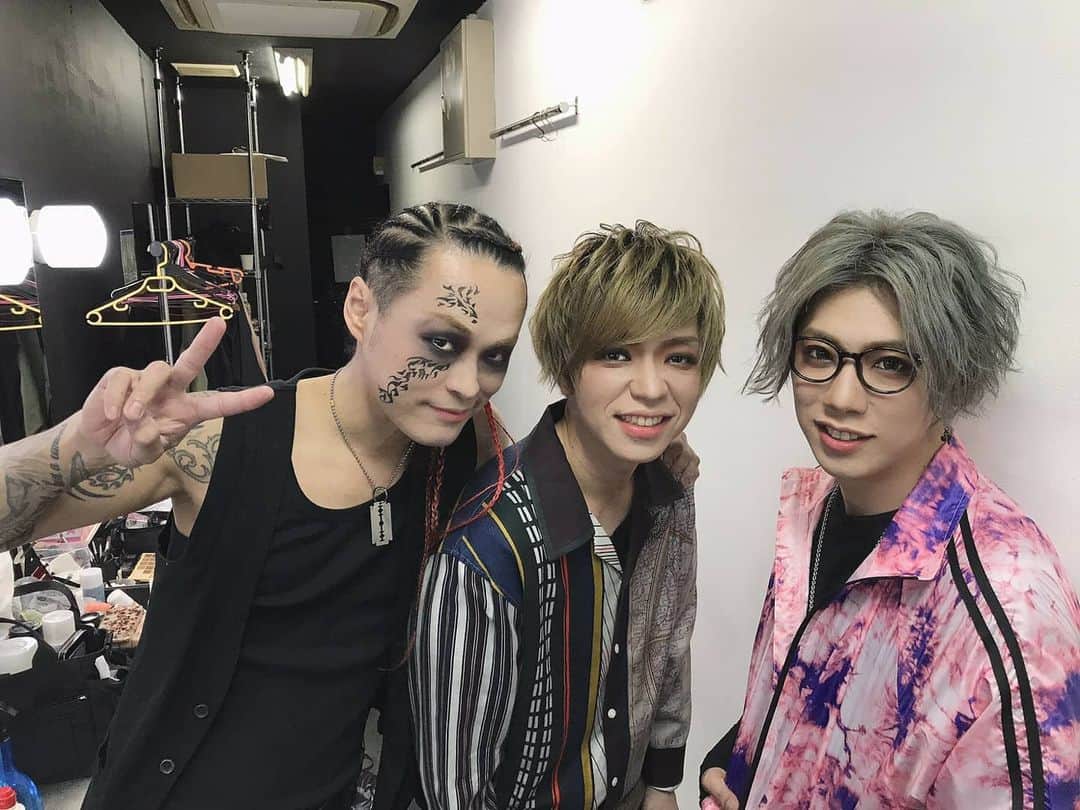 Chiyu のインスタグラム：「こんな時ですが今日はみんなの顔見れて嬉しかった！ やれる限りの対策をしたからこそみんな待たせたりもしたけど協力してくれてほんとありがとね！ 来れない子も沢山いたけどみんなで心の底から楽しめる日が早く来るといいな。 MCでも言ったけどほんと当たり前は当たり前じゃないなと思うし１日１日をしっかり大切にしていきたいなと改めて思いました！ 俺なんてみんながいなきゃ何も出来ないし無力だなと思うからこそ本当に傍にいてくれて感謝もしてるしこれからも一緒に素敵な時間を共有したいのでこれからも宜しくです！ 今日は俺が叫びます。 大好きだ(笑)  #CHIYU #好きって叫ぶ」