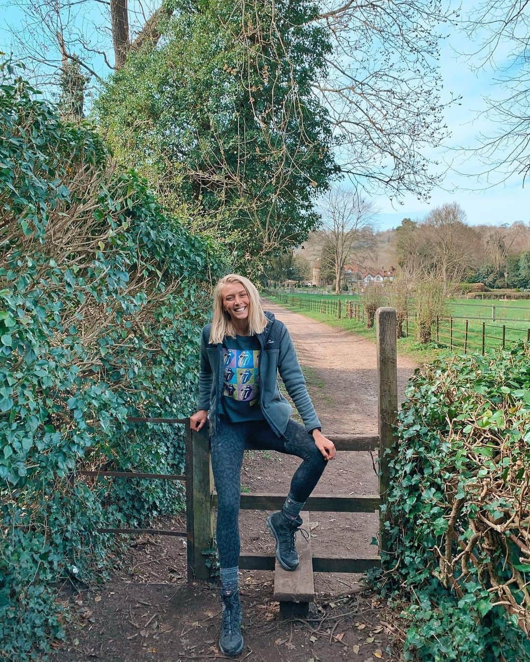 Zanna Van Dijkさんのインスタグラム写真 - (Zanna Van DijkInstagram)「Feeling incredibly grateful for blue skies & green space this beautiful Sunday 🥰☀️🍃 I know it sounds crazy but I feel like the sunshine this weekend was Mother Nature saying thank you to us all for slowing down 🙏🏼🌏 Pollution levels are falling rapidly and scientists are saying that it is looking increasingly likely that for the first time in decades global CO2 emissions might actually drop in 2020 🙌🏼 Of course, this doesn’t detract from the severity of the situation, the struggles we will face and the grief we will feel. But I am always looking for any silver lining I can find ⛅️❤️ #greenspace #surreyhills #hikinggirl #weekendhike #hikingtrails #alltrails #getoutdoors #britishcountryside #surrey #oxted #naturalbeauty #spring #springtime」3月23日 1時26分 - zannavandijk
