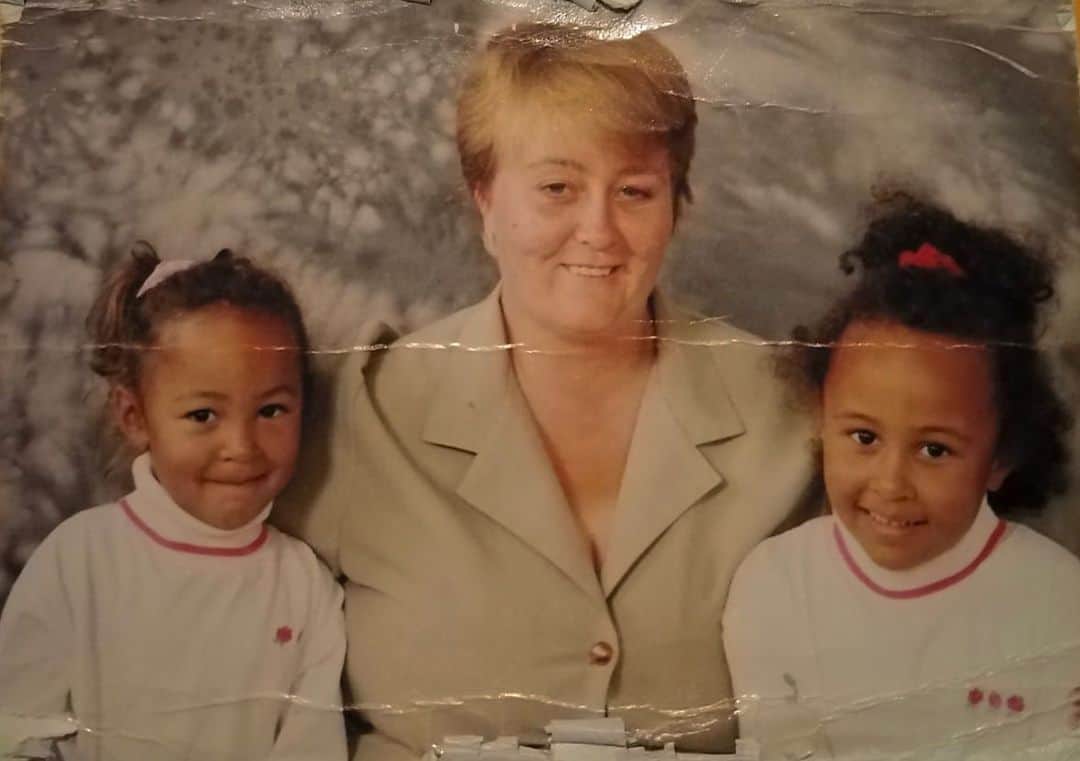 Emeli Sandéのインスタグラム：「Happy Mother’s Day Mum. You’re the best. ❤️」