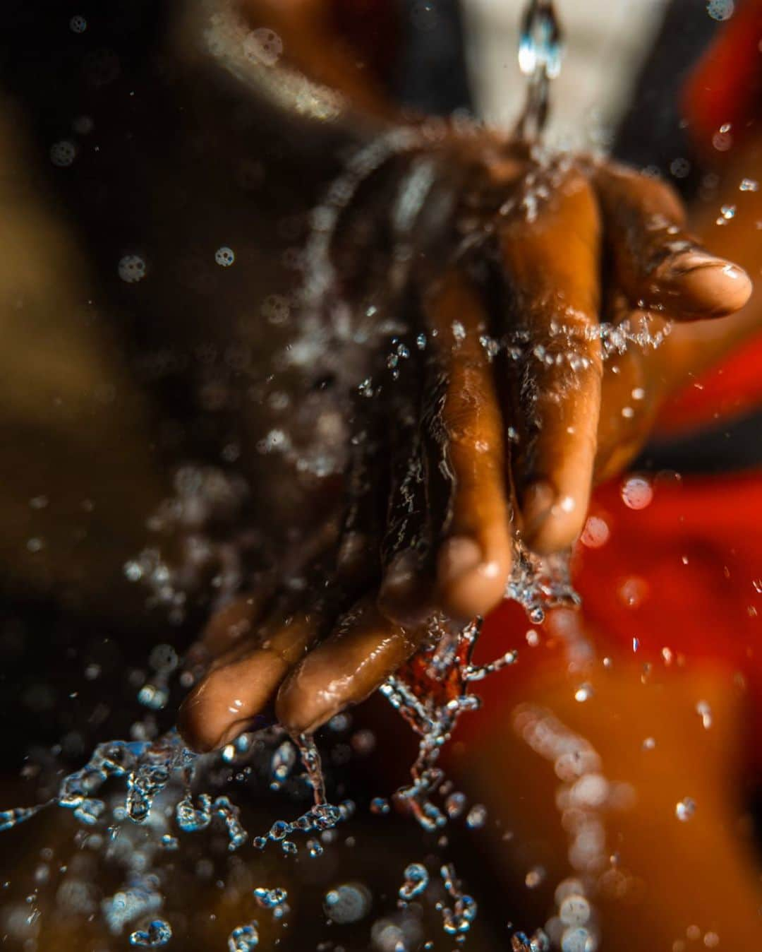 Cubby Grahamさんのインスタグラム写真 - (Cubby GrahamInstagram)「Today is #WorldWaterDay. And given the recent pandemic, clean water is more important than ever. - For most of us, we’ve never had to think about where our water comes from. Yet 1 in 10 of us lack access to clean water, which means 9 in 10 of us can help! - Working for @charitywater over the past 7 years has been a once-in-a-lifetime experience. Engaging with the most incredible and inspiring supporters and helping capture stories to share and celebrate their impact (these are a few favorites photos from our recent trip to Madagascar). - And the best part is together the #charitywater community has helped fund clean and safe water for more than 11 million people. And today there’s a simple way you can help impact even more. - Thanks to an incredibly generous donor, simply by taking @charitywater’s new #WorldWaterDay quiz, you can help unlock donations to bring clean and safe water to families in need. Learn more at: charitywater.org/worldwaterday - If you also feel inspired to give, I personally give my age in dollars every month, about $1 a day, to fund clean and safe water all year long. I’ve put a link in my profile if you’d like to learn more and join the clean water movement. - Lastly, share this post with a friend. Because we all need some good and inspiring news these days, and everyone deserves access to clean and safe water. And together I believe we can end the water crisis in our lifetime.」3月23日 1時34分 - cubbygraham