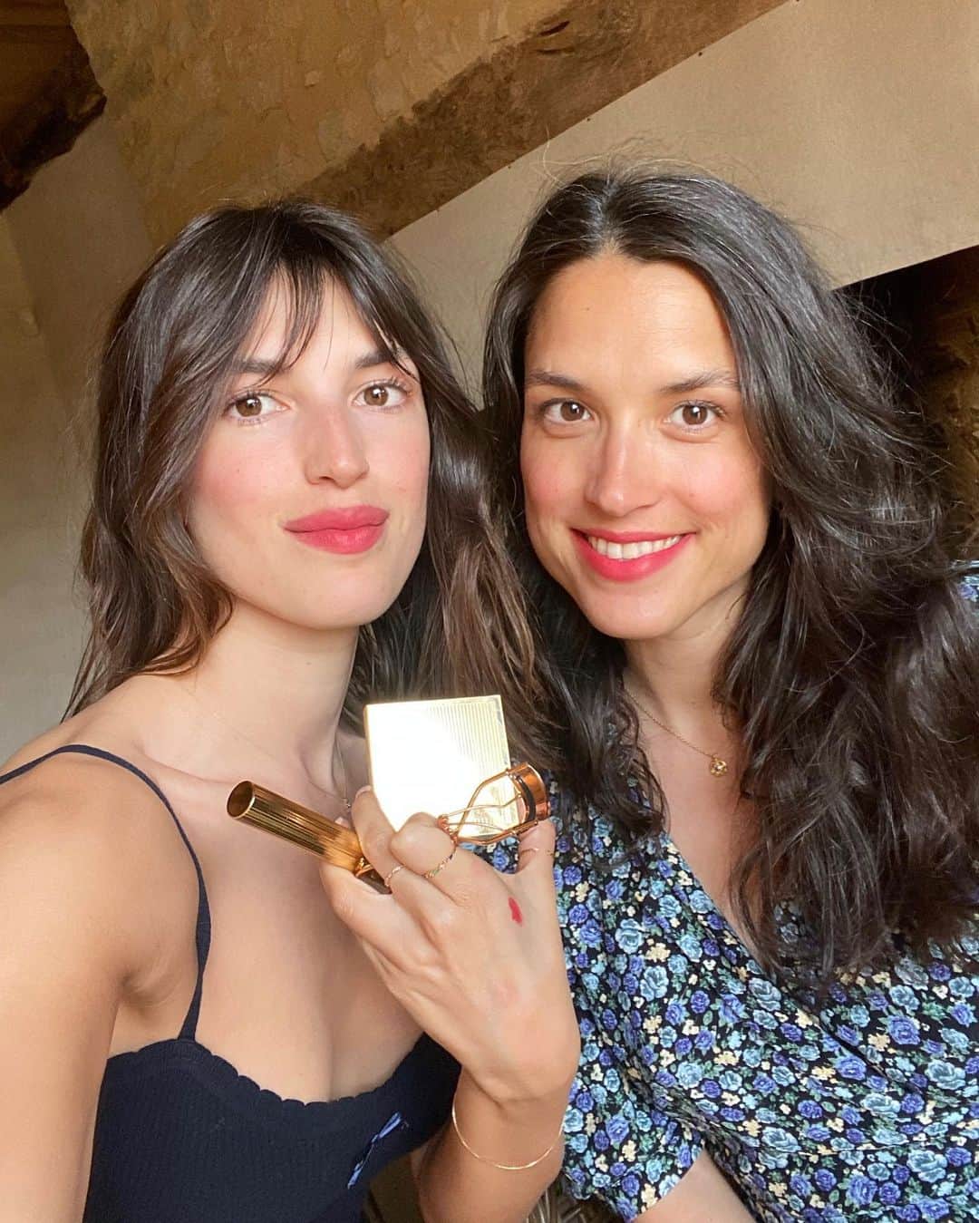 Jeanneのインスタグラム：「Easy & natural @Rouje makeup in 5min 🥰 Découvrez la vidéo sur L’IGTV @rouje  Merci ma soeur d’amour @louisedamas pour avoir été mon cobaye 😅🎨👯‍♀️ #roujebeaute #dimanchebricolage」