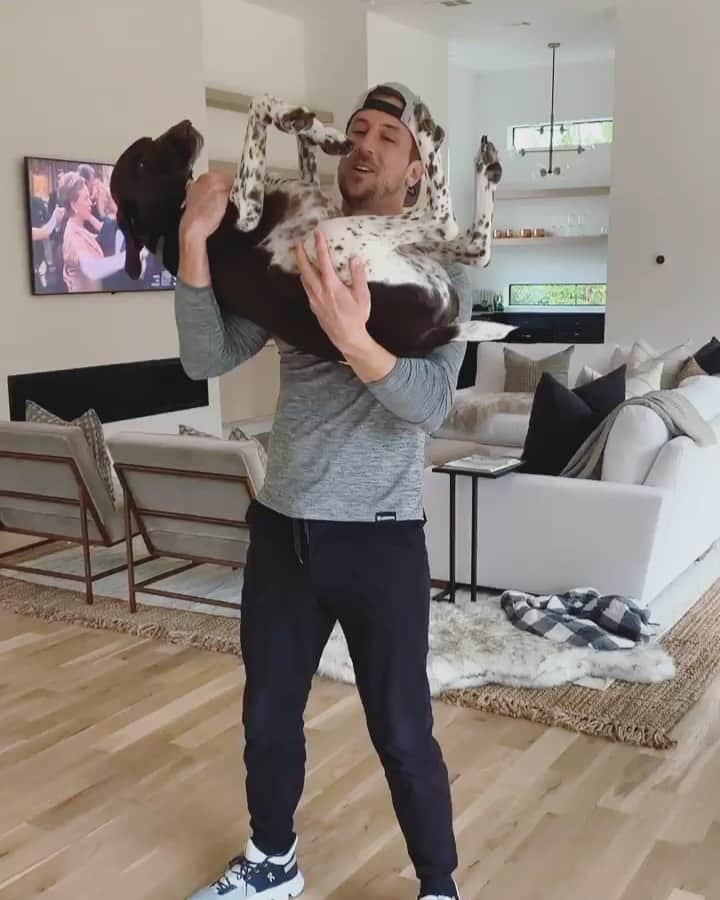 ジョーダン・ロジャースのインスタグラム：「Cabin Fever setting in.... #dogsquatchallenge accepted @andrewdeast & @shawnjohnson! I was actually really tired after this 😂 CHALLENGE SOME FRIENDS BELOW 👇🏽」