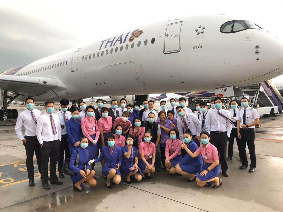 タイ航空さんのインスタグラム写真 - (タイ航空Instagram)「We shall get through this difficult time together. ✈️❤️ #ThaiAirways #THAIA350 #AirbusA350 #A350 #StayStrongTogether #ThisTooShallPass」3月23日 1時53分 - thaiairways