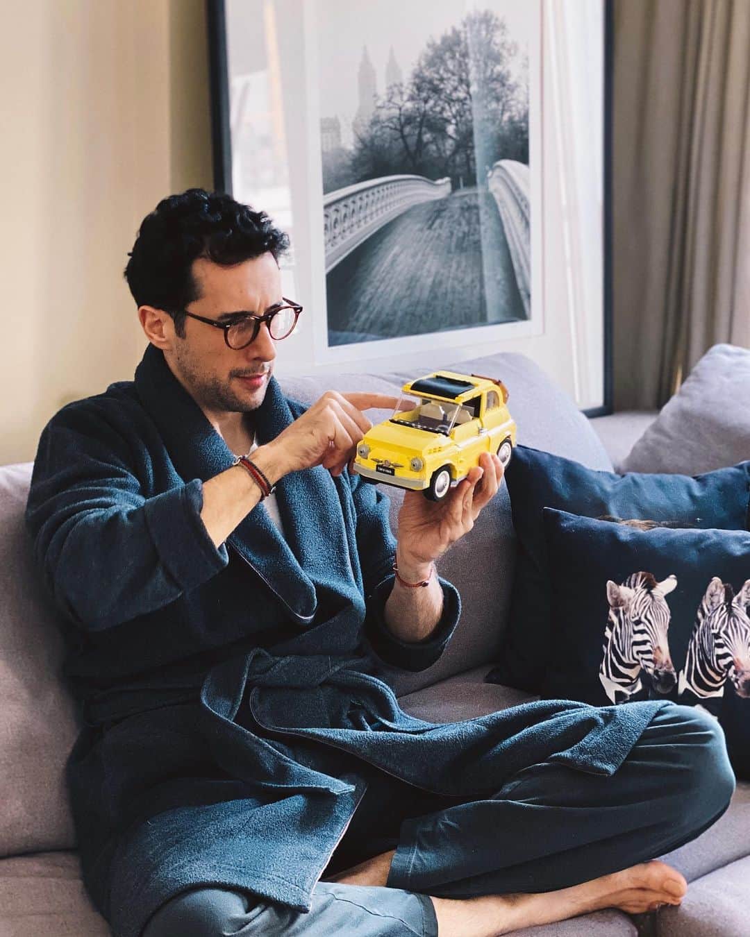 Sezgin YILMAZのインスタグラム：「Seyahat etmeyi, keşfetmeyi çok seven biri olarak evde bolca zaman geçirirken, seyahat hissimi LEGO Creator Expert serisinden ikonik  Fiat 500 setiyle devam ettiriyorum. 1957’nin dolce vita dünyasını yansıtan sadeliğiyle gezgin ruhumu ayakta tutuyorum!  Karantina bitip güzel günlere geri döndüğümüzde, ilk seyahat planı için sizin aklınızdan neresi geçiyor? 🧳  Bu arada, bu tatlı LEGO Fiat 500'ü @legostoreturkey online mağazasında bulmanız mümkün. @legoturkeyofficial @fiat_tr」