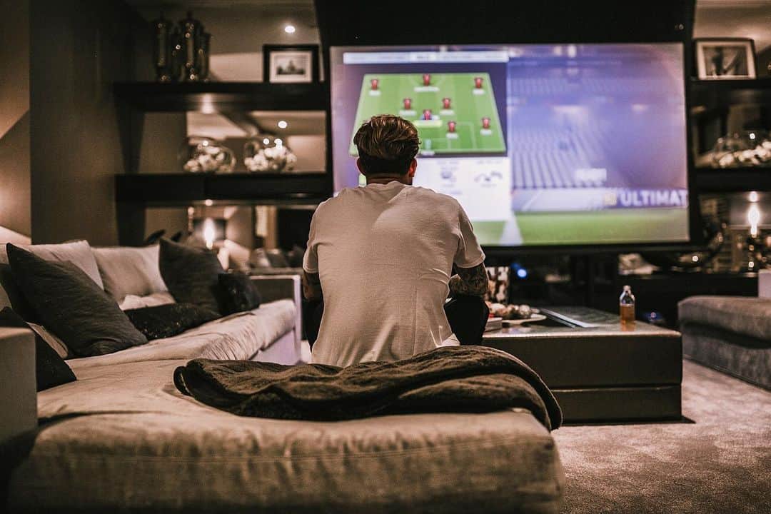 ロリス・カリウスのインスタグラム：「🎮 FIFA & Chill 👇 Comment your PSN and I will pick a few to play against #Throwbackpic」