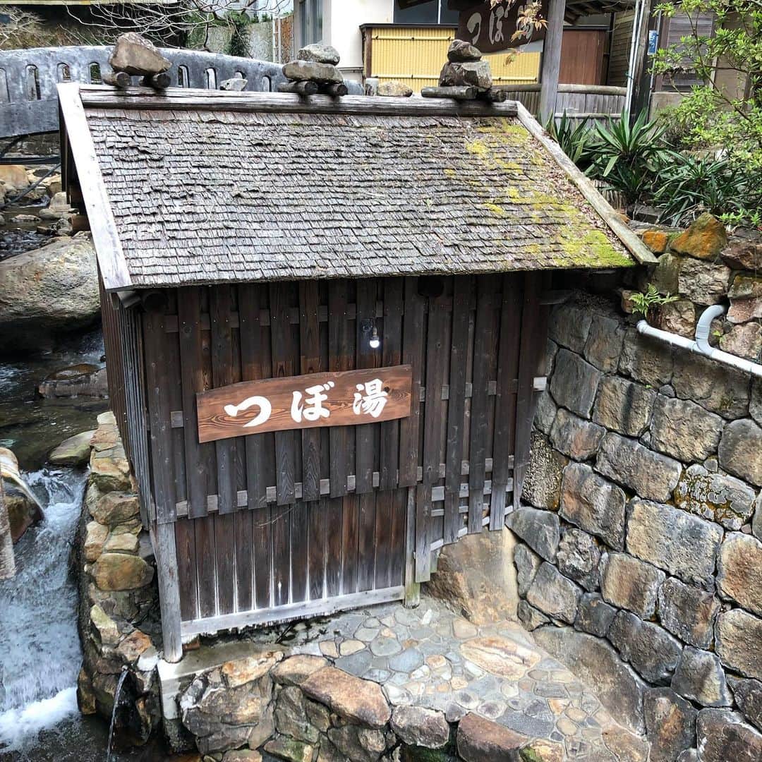 坂東新悟のインスタグラム：「ここが湯峯の湯つぼか・・・ #熊野 #湯峯 #車塚 #力石 #まかずの稲 #小栗判官」