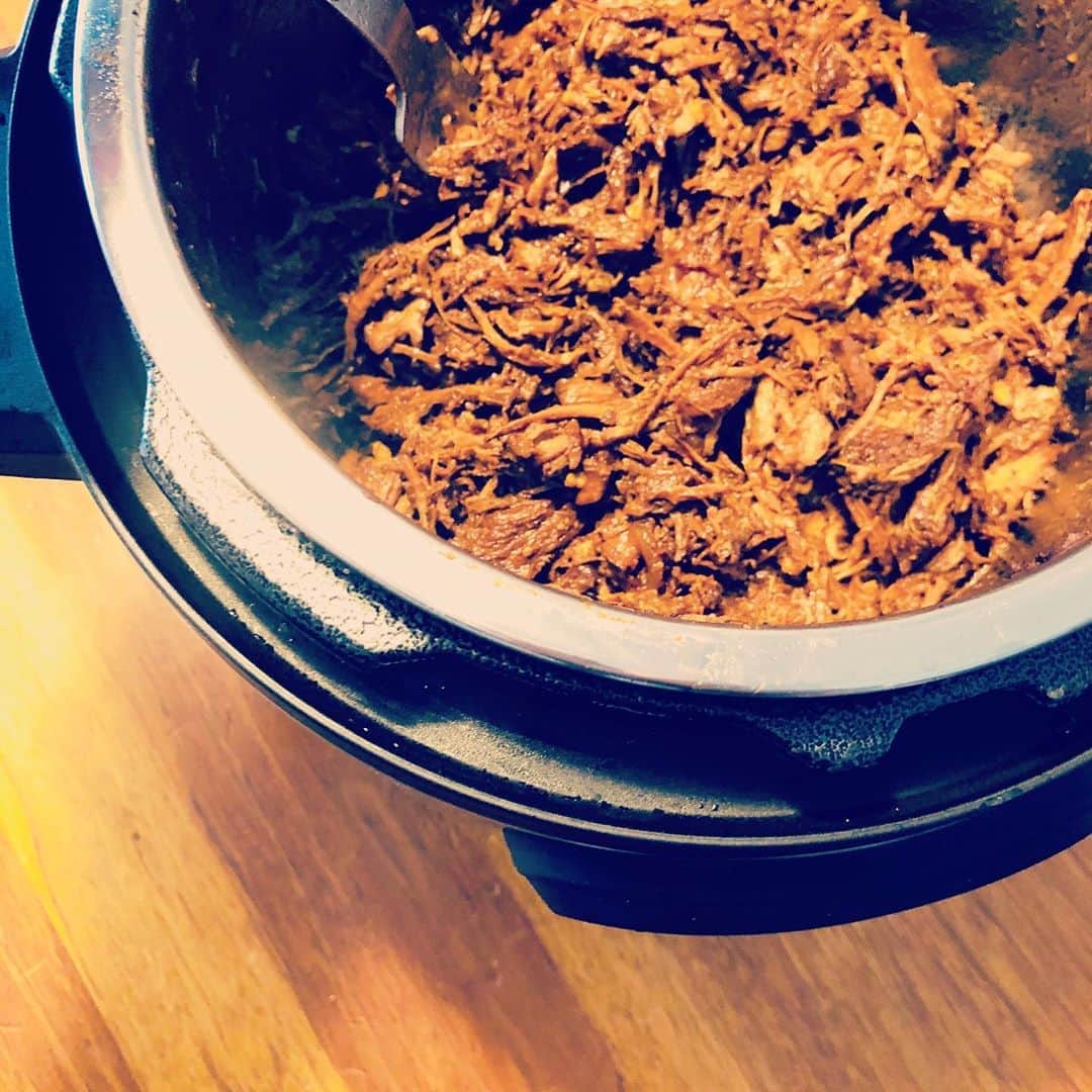 大桑マイミのインスタグラム：「instantpot😎を使って 10時間かけて pulled porkを作りました。辛さは加えていないので　子供達も大好き❣️ spice沢山〜hotサンドにしていただきました。 10時間といっても仕込みをしたらピピッと。あとは待つだけ。 時短にもなるし、他にも圧力鍋としてや　ヨーグルトやおかゆ🥣様々なレシピの、料理を楽しめます。  @instantpot_japan  #instantpotrecpes 簡単な上、美味しかった♪ 毎日に生活に欠かせない。」