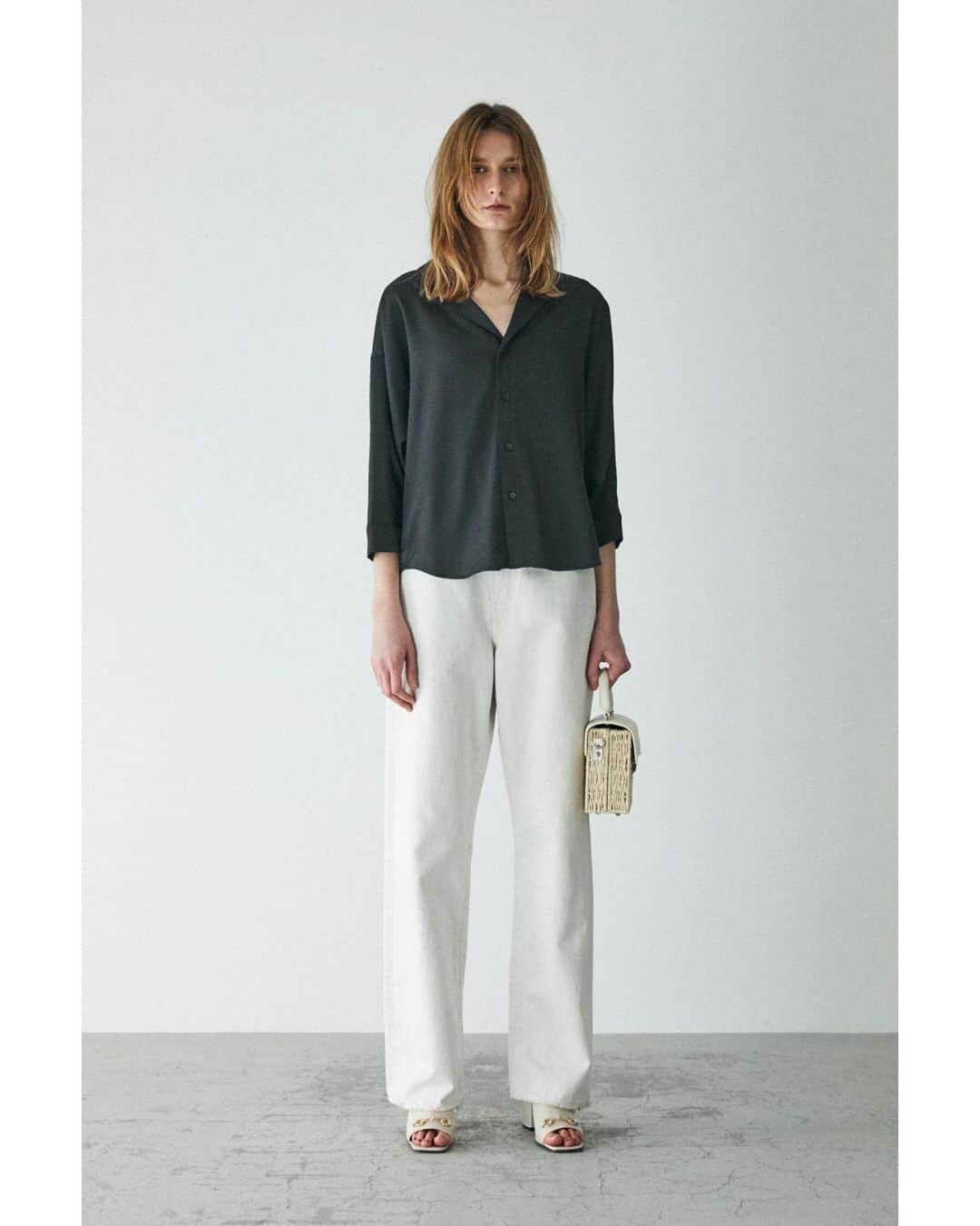 のインスタグラム：「MOUSSY 2020 March LOOK BOOK ----------------------------------- LOOK-1 ・HIGH WAIST WHITE LOOSE STRAIGHT(010DSS11-0340) ・FLAP PAPER HAND BAG(010DSW51-1600) 全国のMOUSSY店舗・SHEL'TTER WEB STOREにて発売中。 ㅤㅤㅤㅤㅤㅤㅤㅤㅤㅤㅤㅤㅤ ・OPEN COLLAR SATIN SHIRT(010DSS30-1580) SHEL'TTER WEB STOREにて先行予約販売中。 全国のMOUSSY店舗では3月27日(金)より発売予定。 ㅤㅤㅤㅤㅤㅤㅤㅤㅤㅤㅤㅤㅤ ・HORSE BIT BACK STRAP SANDALS(010DSB52-0740) SHEL'TTER WEB STOREにて先行予約販売中。 全国のMOUSSY店舗では4月中旬頃発売予定。 ----------------------------------- LOOK-2 ・CENTER SEAM HALF PANTS(010DSW30-1430) ・RETRO TEADROP EYEWEAR(010DSH53-1810) ・CHAIN CHOKER(010DST50-0720) 全国のMOUSSY店舗・SHEL'TTER WEB STOREにて発売中。 ㅤㅤㅤㅤㅤㅤㅤㅤㅤㅤㅤㅤㅤ ・MESH BIG KNIT POLO(010DSH70-0280) SHEL'TTER WEB STOREにて先行予約販売中。 全国のMOUSSY店舗では4月上旬頃発売予定。 ㅤㅤㅤㅤㅤㅤㅤㅤㅤㅤㅤㅤㅤ ・HORSE BIT BACK STRAP SANDALS(010DSB52-0740) SHEL'TTER WEB STOREにて先行予約販売中。 全国のMOUSSY店舗では4月中旬頃発売予定。 ----------------------------------- LOOK-3 ・GATHER STRAP CAMISOLE(010DS380-0110) 全国のMOUSSY店舗・SHEL'TTER WEB STOREにて発売中。 ㅤㅤㅤㅤㅤㅤㅤㅤㅤㅤㅤㅤㅤ ・LINEN COTTON BUCKET HAT(010DSS50-1900) SHEL'TTER WEB STOREにて先行予約販売中。 全国のMOUSSY店舗では4月上旬頃発売予定。 ㅤㅤㅤㅤㅤㅤㅤㅤㅤㅤㅤㅤㅤ ・FLUID TUCK PANTS(010DSS30-1250) 全国のMOUSSY店舗・SHEL'TTER WEB STOREにて4月下旬頃発売予定。 ----------------------------------- #MOUSSY ※配送状況により店舗発売日が変更、また、SHEL'TTER WEB STOREにて予約販売を行っていた商品につきまして予定通りにお届けできない場合がございます。 予めご了承くださいませ。」