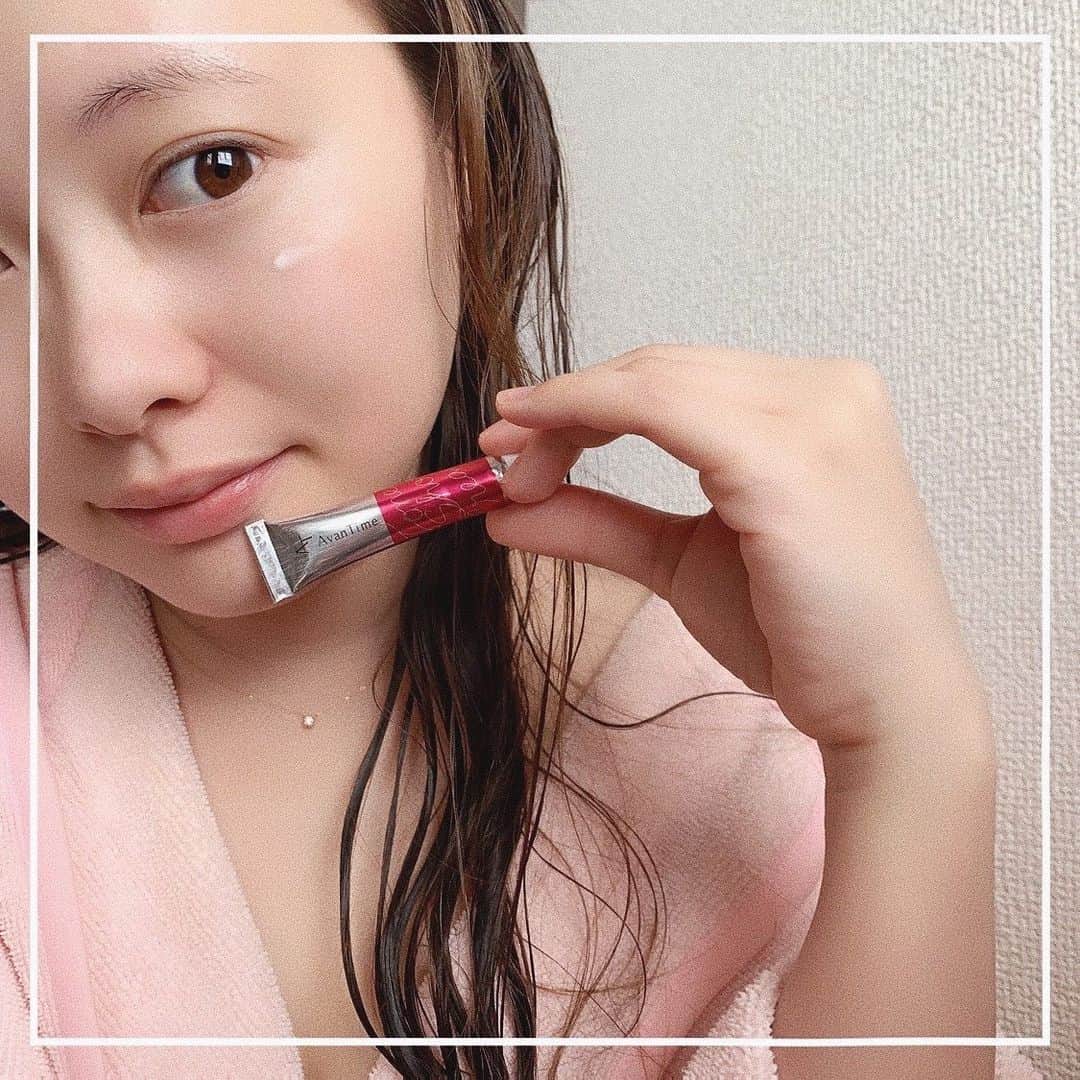神尾美沙のインスタグラム：「🤍﻿ ﻿ 【肌の気になるポイントを集中ケアできる、美容クリーム】アバンタイム トーンショットクリームを塗っている姿で失礼します👐笑﻿ ﻿ ハイドロキノンはシミ対策として皮膚科でも使われている成分なんだけど、低刺激の安定型ハイドロキノンっていうものがあるらしく浸透力も高いそう💡﻿ ﻿ このアバンタイムは高い安定性と浸透力に加え、低刺激の安定型ハイドロキノンを5%配合しているクリームなんだって☺️﻿ ﻿ ﻿ 実際使ってみると、本当にクリームタイプだから滑らかで密着しやすい！﻿ ﻿ 夜の洗顔後、通常のお手入れをした最後に気になる部分に軽く叩き込む感じ☝️﻿ 寝てる間にじっくり集中ケアってイメージかしら…😴✨﻿ ﻿ ハイドロキノンを塗った肌は紫外線の影響を受けやすい状態になっているみたいなので、もし塗った後に外出する場合は、必ず日焼け止めを使用して下さいね⚠️﻿ ﻿ アバンタイムだったら毎日スキンケアの延長でケア出来るから嬉しいなー♡ ﻿ 使い続けてみようと思います！﻿ ﻿ ﻿ ﻿ ﻿ #アバンタイムクリーム#ハイドロキノン#美白#PR#シミ対策#ニキビ跡#スキンケア#スキンケア紹介#美肌#おうち時間#skincare」