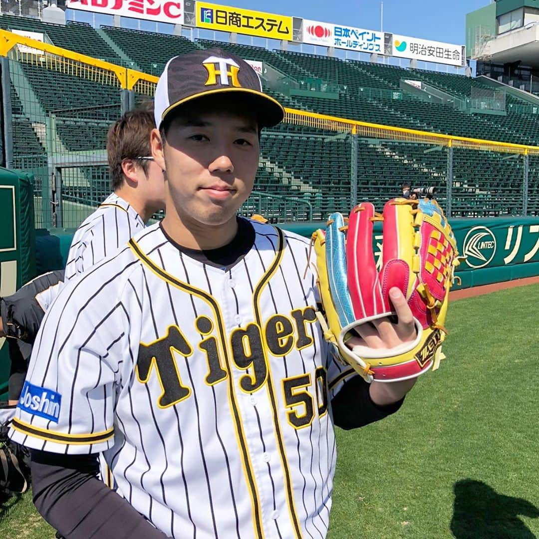 阪神タイガースさんのインスタグラム写真 - (阪神タイガースInstagram)「甲子園球場での投手練習‼️ 青柳投手が内野用のグラブを見せてくれました！ #青柳晃洋 選手 #グラブ　#グローブ　#内野用 #投手練習　#阪神タイガース #映えますね ✨」3月23日 11時49分 - hanshintigers_official