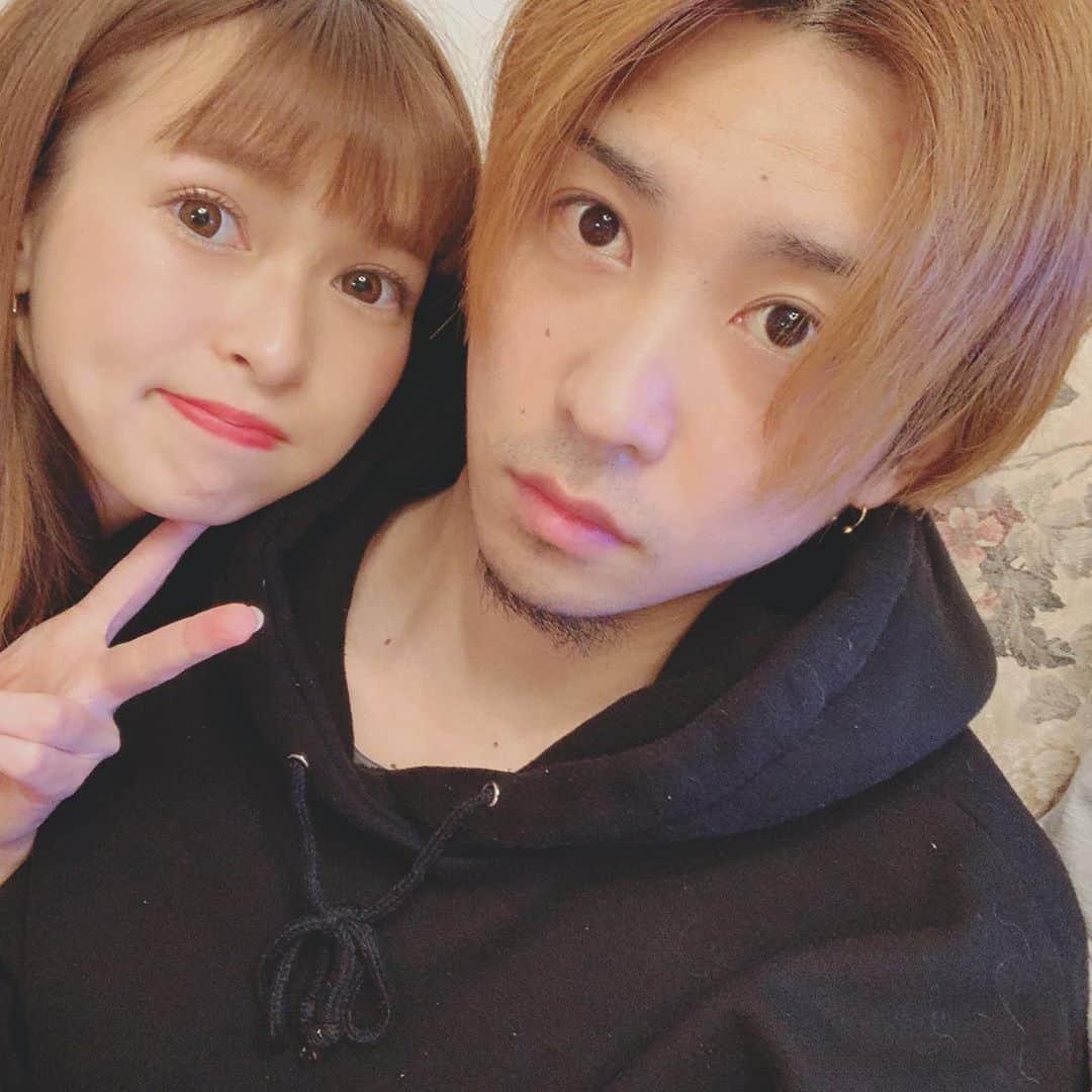 町田亜里香のインスタグラム：「2ショット第二弾❤︎笑 . . 夫婦になって、 もう6年になるのかな？笑 . これからも、よろしく〜💕 ちなみに結婚記念日は2月←笑 . . #時系列バラバラ #夫婦 #夫婦生活 #夫婦ショット  #パパママ #28歳夫婦」