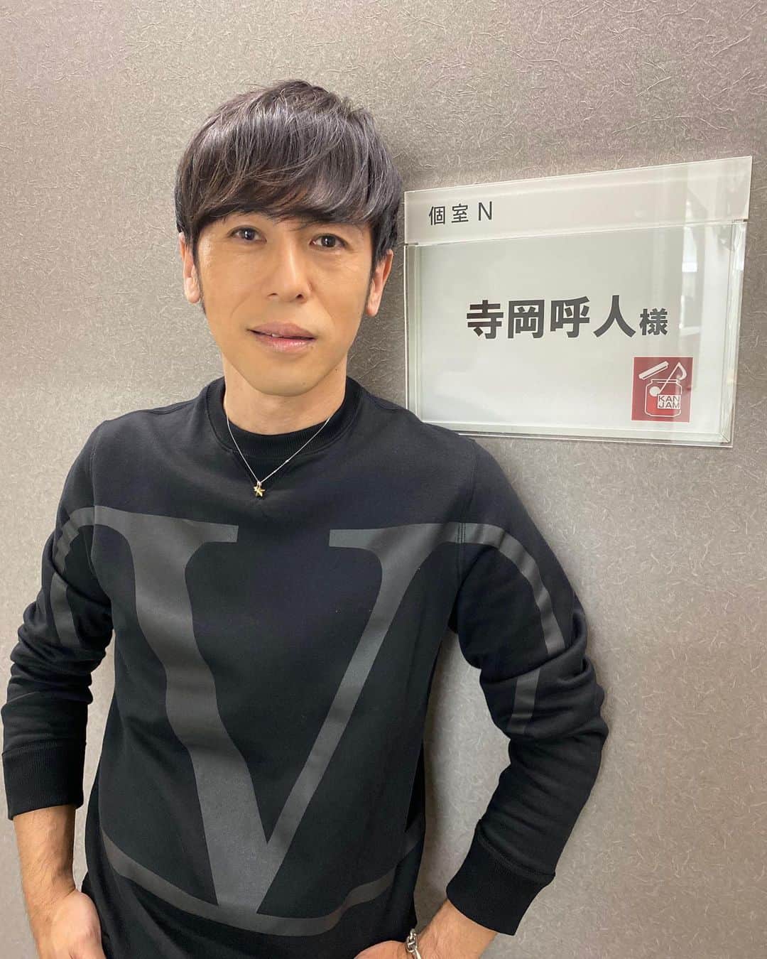 のインスタグラム：「関ジャム出演決定！﻿ 是非ご覧くださいね。﻿ ﻿ 2020年3月29日（日）よる11：10～﻿ 今回の関ジャム 完全燃SHOWは…﻿ ﻿ “アーティストたちがこぞってリスペクトするアーティスト 岡村靖幸特集！”﻿ ﻿ 多くの一流アーティストがリスペクトするまさに「ミュージシャン・オブ・ミュージシャン」岡村靖幸を大特集！﻿ しかしながら、メディアへの露出もあまりなく謎多き一面も…。﻿ ﻿ そこで今回は、ファンでありプライベートでも親交のある寺岡呼人と川谷絵音がその魅力を自ら企画・プレゼン！﻿ さらに、岡村靖幸本人がスタジオに登場！天才・岡村靖幸は一体何を語るのか！？﻿ ﻿ #寺岡呼人﻿ #岡村靖幸」