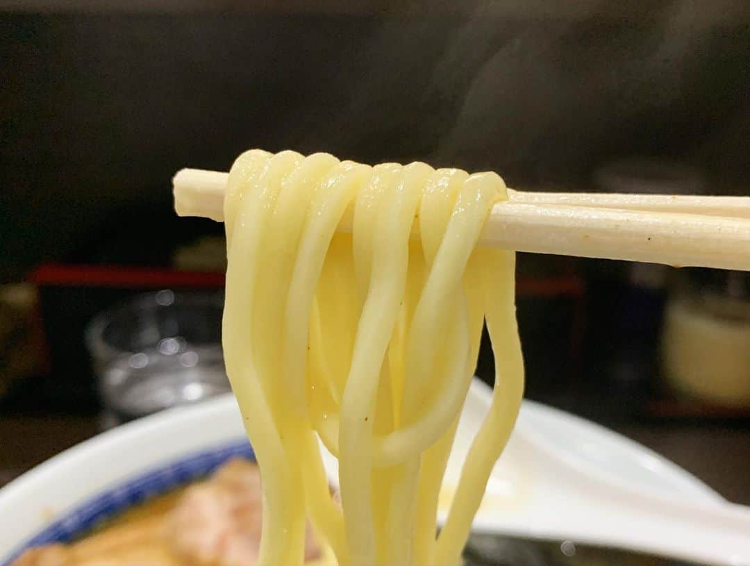 SUSURUさんのインスタグラム写真 - (SUSURUInstagram)「中華そば べんてん@成増 塩ラーメン並、チャーシュー 成増へ移転してから二度目のべんてん。 初めての塩ラーメンをいただきました。 キリリと効いた塩ダレにベースのしっかりした魚介系の出汁、そして香味油の風味がスープに溶け込みます。 麺はツルモチ食感でめっちゃ美味。麺量は並でもたっぷり250gありますが、ズルズル止まらず、あっという間に完食🍥 メンマやチャーシューが美味しかったのはもちろんのこと、ラー油のかかったネギとショウガもナイスなアクセントになっていました🍜 べんてんうまい。 #susuru_tv #プライベート #べんてん #成増 #東京 #塩ラーメン #うまい  #ラーメン #らーめん #ramen #ラーメン部 #ramennoodles #毎日ラーメン生活 #麺スタグラム #japaneseramen #japanramen #foodstagram #foodie #noodles #instanoodle #instaramen #instafood #susururecommended #中華そば #成増ラーメン #東京ラーメン」3月23日 11時55分 - susuru_tv