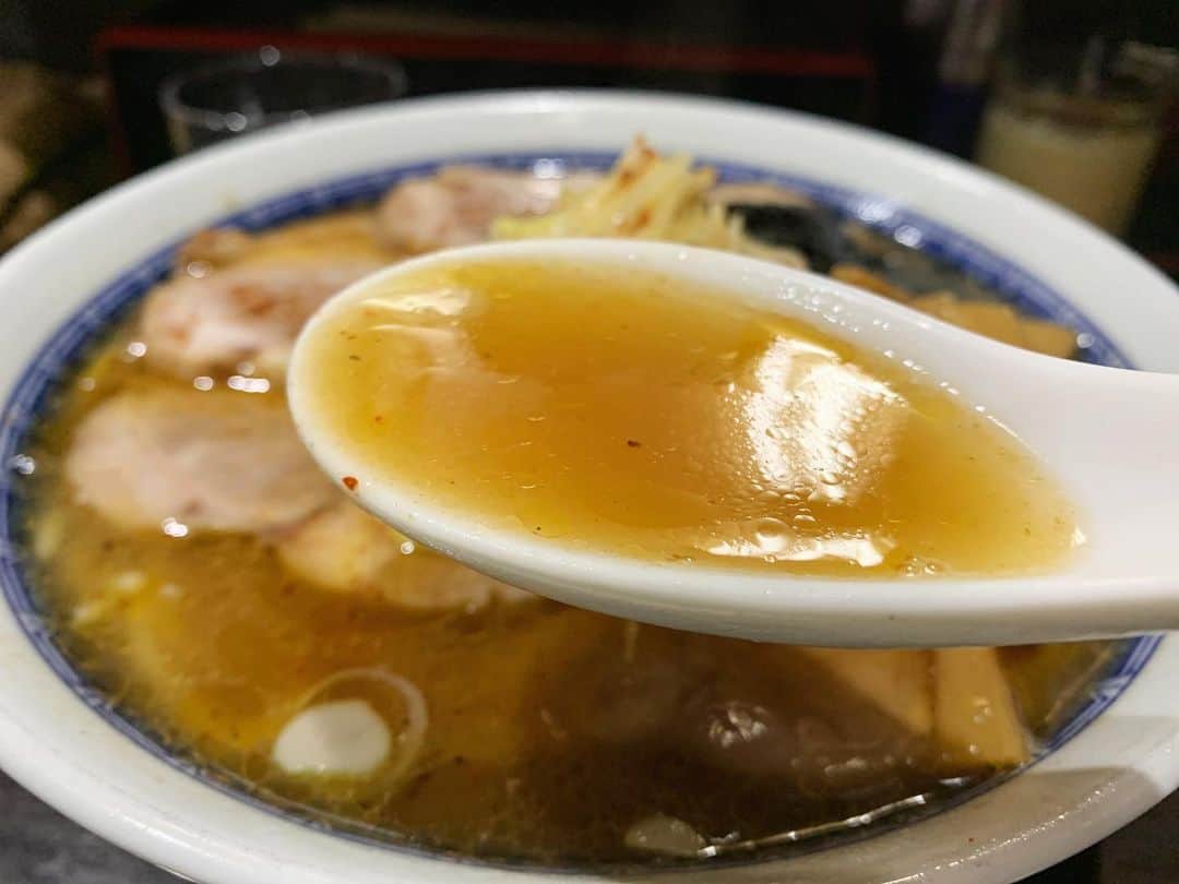 SUSURUさんのインスタグラム写真 - (SUSURUInstagram)「中華そば べんてん@成増 塩ラーメン並、チャーシュー 成増へ移転してから二度目のべんてん。 初めての塩ラーメンをいただきました。 キリリと効いた塩ダレにベースのしっかりした魚介系の出汁、そして香味油の風味がスープに溶け込みます。 麺はツルモチ食感でめっちゃ美味。麺量は並でもたっぷり250gありますが、ズルズル止まらず、あっという間に完食🍥 メンマやチャーシューが美味しかったのはもちろんのこと、ラー油のかかったネギとショウガもナイスなアクセントになっていました🍜 べんてんうまい。 #susuru_tv #プライベート #べんてん #成増 #東京 #塩ラーメン #うまい  #ラーメン #らーめん #ramen #ラーメン部 #ramennoodles #毎日ラーメン生活 #麺スタグラム #japaneseramen #japanramen #foodstagram #foodie #noodles #instanoodle #instaramen #instafood #susururecommended #中華そば #成増ラーメン #東京ラーメン」3月23日 11時55分 - susuru_tv