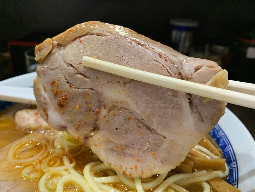 SUSURUさんのインスタグラム写真 - (SUSURUInstagram)「中華そば べんてん@成増 塩ラーメン並、チャーシュー 成増へ移転してから二度目のべんてん。 初めての塩ラーメンをいただきました。 キリリと効いた塩ダレにベースのしっかりした魚介系の出汁、そして香味油の風味がスープに溶け込みます。 麺はツルモチ食感でめっちゃ美味。麺量は並でもたっぷり250gありますが、ズルズル止まらず、あっという間に完食🍥 メンマやチャーシューが美味しかったのはもちろんのこと、ラー油のかかったネギとショウガもナイスなアクセントになっていました🍜 べんてんうまい。 #susuru_tv #プライベート #べんてん #成増 #東京 #塩ラーメン #うまい  #ラーメン #らーめん #ramen #ラーメン部 #ramennoodles #毎日ラーメン生活 #麺スタグラム #japaneseramen #japanramen #foodstagram #foodie #noodles #instanoodle #instaramen #instafood #susururecommended #中華そば #成増ラーメン #東京ラーメン」3月23日 11時55分 - susuru_tv